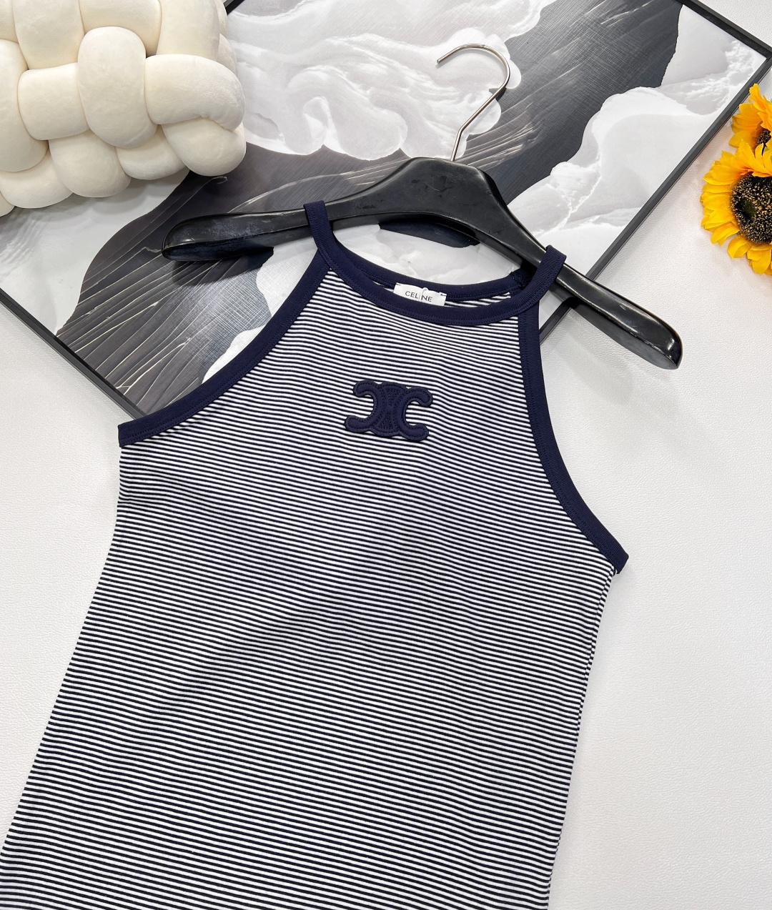 🆕 CELINE 凯旋门刺绣百搭背心简约中绽放法式优雅✨ ✨ 精致刺绣，致敬经典四季常青款，修身针织设计