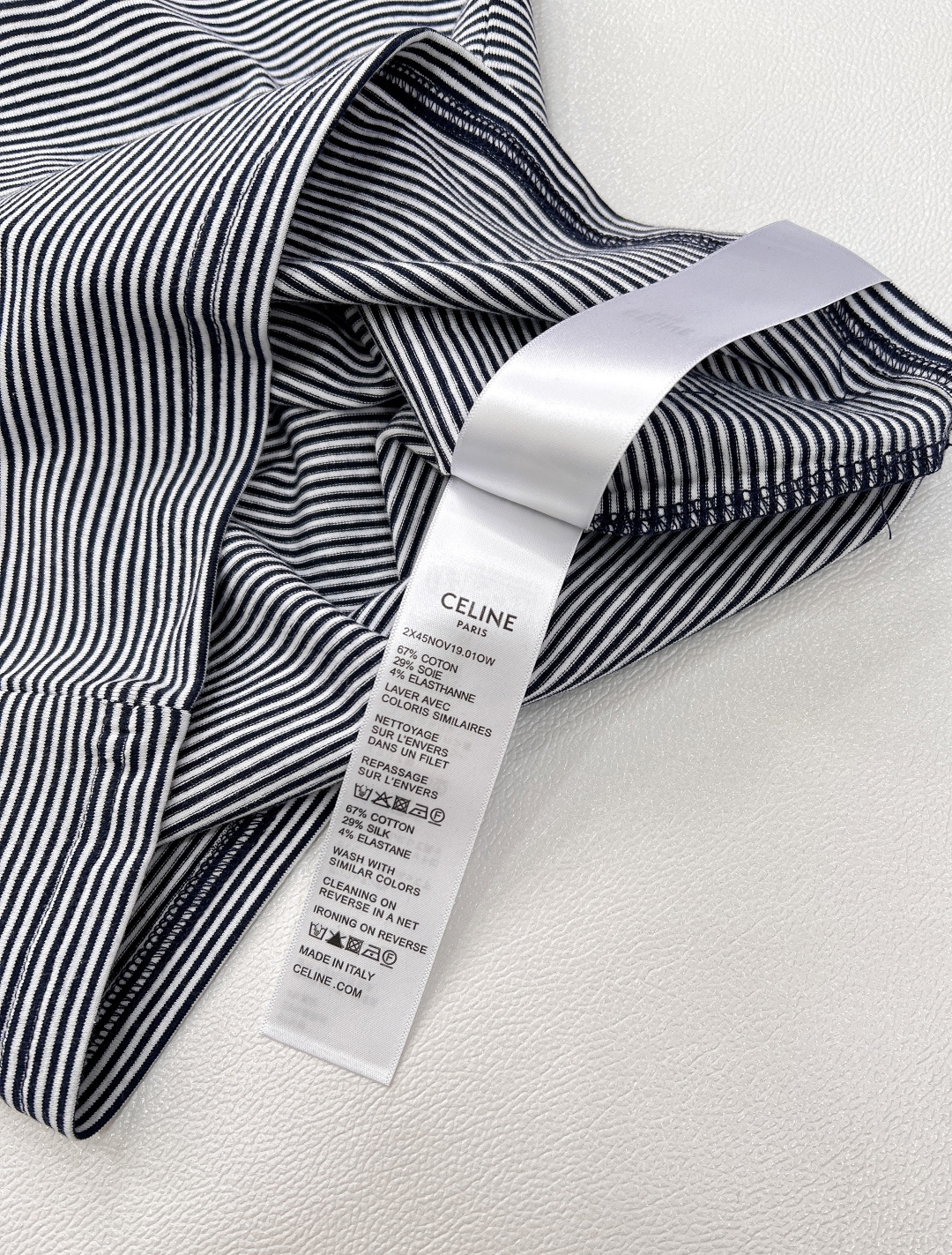 🆕 CELINE 凯旋门刺绣百搭背心简约中绽放法式优雅✨ ✨ 精致刺绣，致敬经典四季常青款，修身针织设计