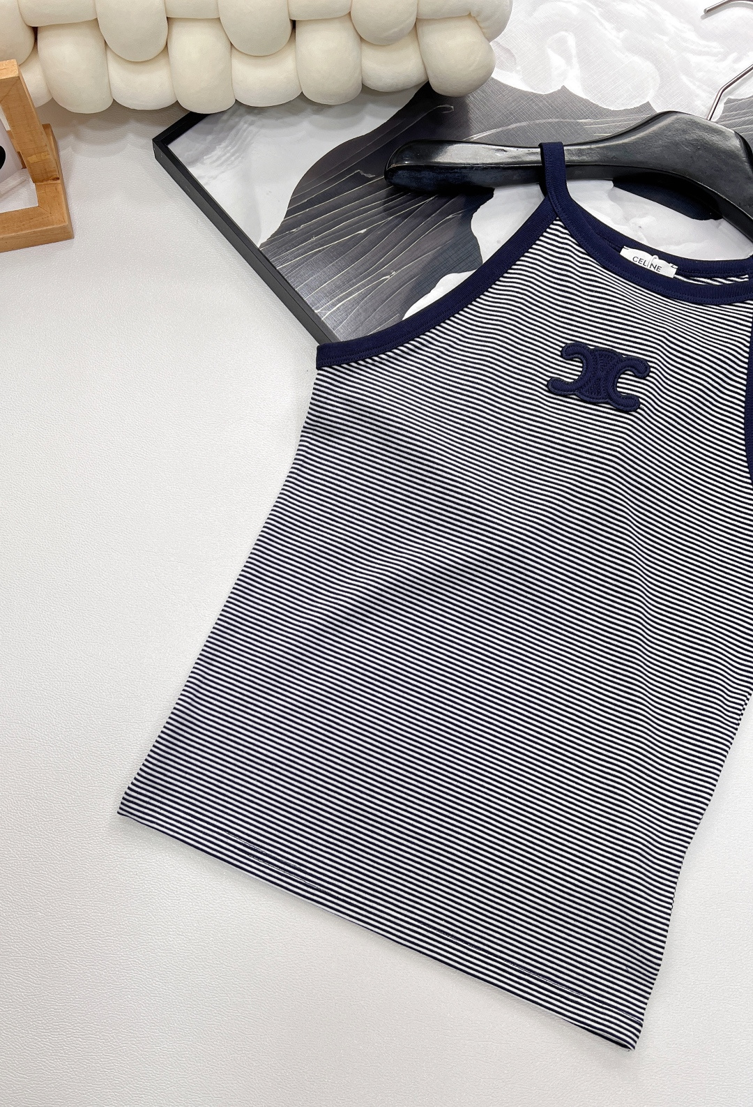 🆕 CELINE 凯旋门刺绣百搭背心简约中绽放法式优雅✨ ✨ 精致刺绣，致敬经典四季常青款，修身针织设计