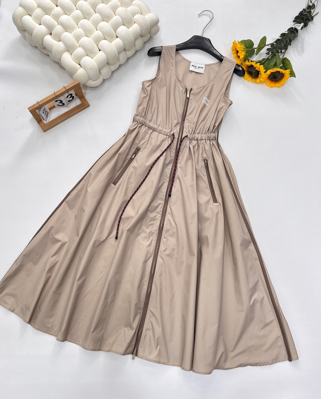 NO:332072,MIU MIU leather logo sleeveless drawstring dress, color drawstring, the dress stands out with its versatile lines of Liu Chang!  Slight wrinkles and layers cleverly embellish the figure!  The zipper and leather logo are both very design-like, with pocket designs on both sides, and a pattern drawstring belt, the sleeveless style is especially suitable for summer wear. It is especially refreshing!  A dress that sisters who like simple Korean styles must not miss is super slim!  Three-standard large-scale products, size sml code, miumiu, skirts, alexander wang19860909MIU MIU 皮标logo无袖抽绳连衣裙 ,花色的抽绳,连衣裙以其刘畅百搭的线条脱颖而出！轻微的褶皱和层次感巧妙的修饰了身材！ 拉链和皮标都特别有设计感 两侧有口袋设计 花色抽绳腰带,无袖款特别适合夏天穿 特别清爽！ 喜欢简约韩系的姐妹绝对不能错过的连衣裙 超级显瘦！三标齐全大货出 尺码sml 编码,,miumiu,skirts,alexander wang,Women's clothing