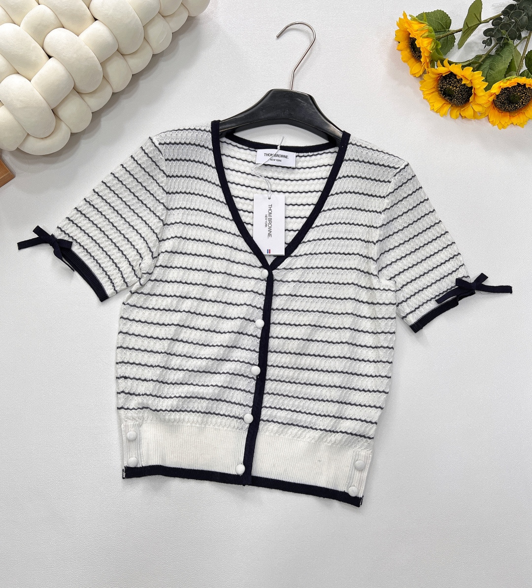 NO:332076,Thom Browne 2025SS spring and summer thin bow V-neck knit cardigan, wavy contrasting pattern design, concave and convex, crisp and stylish. 16-needle wool imported from Germany, heavy workmanship takes time, 48 double strands, super fine and unpilling imported silk wool, soft and delicate, drape, especially skin-friendly. Because of the natural luster, the high-end quality is shown in the tight and exquisite workmanship, a brand with a strong British college style. The famous red, white and blue silk webbing details have been deeply rooted in the hearts of the people. The back collar is inlaid with red, white and blue webbing, matched with perfect and exquisite silk wool cloth bag buttons, the details are perfect. The craftsmanship is hand-made and arched. The collar, sleeves, and pockets are all involved. The exquisiteness is once again raised by LEVEL, and the texture of the fabric is interpreted with tailoring!  Complete three standards for large goods!  Size sml code, real silk, alexander wang19860909Thom Browne2025SS春夏轻薄蝴蝶结V领针织开衫,波浪撞色花纹设计,凹凸有致 挺括有型 德国进口16针机织 重工耗时 双股48支,超精细不起球的进口丝羊毛 柔软细腻有垂感特亲肤 因含真丝呈现自然光泽尽显高端品质 做工紧密精致 浓烈英伦学院风的一个品牌 著名的红白蓝丝织带细节设计已经深入人心了 后领有镶嵌红白蓝织带 搭配完美精致的丝羊毛布包纽扣 细节处理非常完美 工艺全手工拱针走遍,领部、袖部、口袋都涉及 把精致度再次拔升了一个LEVEL 结合剪裁诠释面料的质感！大货三标齐全！ 尺码sml 编码,,real silk,alexander wang,Women's clothing