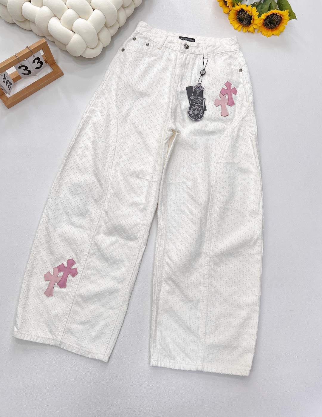 NO:332080,Chrome hearts new pink cross-leather label jeans, these Croheart jeans are definitely your fashion savior!  The iconic pink cross leather logo breaks the convention and injects soul into classic denims. It instantly grasps the cool atmosphere. It is difficult to catch the eye when walking on the street. The loose style, casual and comfortable, hides the flesh and makes you look thinner, and you can easily control all kinds of figures, making you feel comfortable and fashionable. High-quality denim fabrics are crisp, stylish and durable, and you can switch styles at will during daily commuting, party dances, and you can switch styles at will. Wear it, and you will be the trendsetter at the top of the fashion pyramid. Don’t hesitate and quickly put it in your closet!  Three-standard large-scale products, size sml code, chrome hearts, chrome hearts, jeans, alexander wang19860909Chrome hearts 新款粉色十字皮标牛仔裤,这条克罗心牛仔裤,绝对是你的时尚救星！ 标志性粉色十字皮标,打破常规,为经典牛仔注入灵魂,瞬间拿捏住潮酷氛围,走在街上想不吸睛都难.宽松版型,随性又自在,藏肉显瘦一绝,各种身材都能轻松驾驭,舒适与时尚完美兼得. 高品质牛仔面料,挺括有型还耐穿,日常通勤、聚会蹦迪,随意切换风格.穿上它,你就是时尚金字塔顶端的弄潮儿,别犹豫,赶紧收入衣橱！三标齐全大货出 尺码sml 编码,,chrome hearts,chrome hearts,jeans,alexander wang,Women's clothing