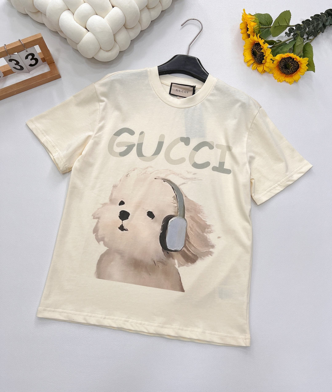 NO:332088,GUCCI cartoon cute headphones dog printed pattern short-sleeved T-shirt with a full sense of design, clean and refreshing, full of youthful vitality, it’s really hard not to love it!  The concave shape is perfectly beautiful. The classic small round neck design is simple and easy to wear. It attracts a lot of attention when walking on the street!  The youthful and energetic feeling is 100% customized fabric with a slight return rate. The texture is super comfortable!  Not only suitable for daily outfits, it can also easily create a trendy look!  It has no resistance to cartoon graffiti with bright colors and high saturation, and hits the soul directly. It is definitely a vintage style. It is cute and cute. It is a must-have for age reduction!  Size sml code, gucci, T-shirt,tees, t-shirt,alexander wang19860909GUCCI 卡通可爱耳机狗狗印花图案短袖T恤 设计感十足 干净又清爽 满满的青春活力 真的狠难不爱啊！凹起造型来妥妥的好看 经典的小圆领设计简洁好穿 走在街上吸睛度满分！青春又活力的感觉穿出街回头率百分百定制面料 质感超级舒适！ 不仅适合日常穿搭 还能轻松打造出潮流look！对色彩鲜艳饱和度高的卡通涂鸦毫无抵抗力,直击灵魂 vintage风妥妥拿捏 又萌又可爱 减龄必备！ 尺码sml 编码,,gucci,T-shirt,tees，t-shirt,alexander wang,Women's clothing