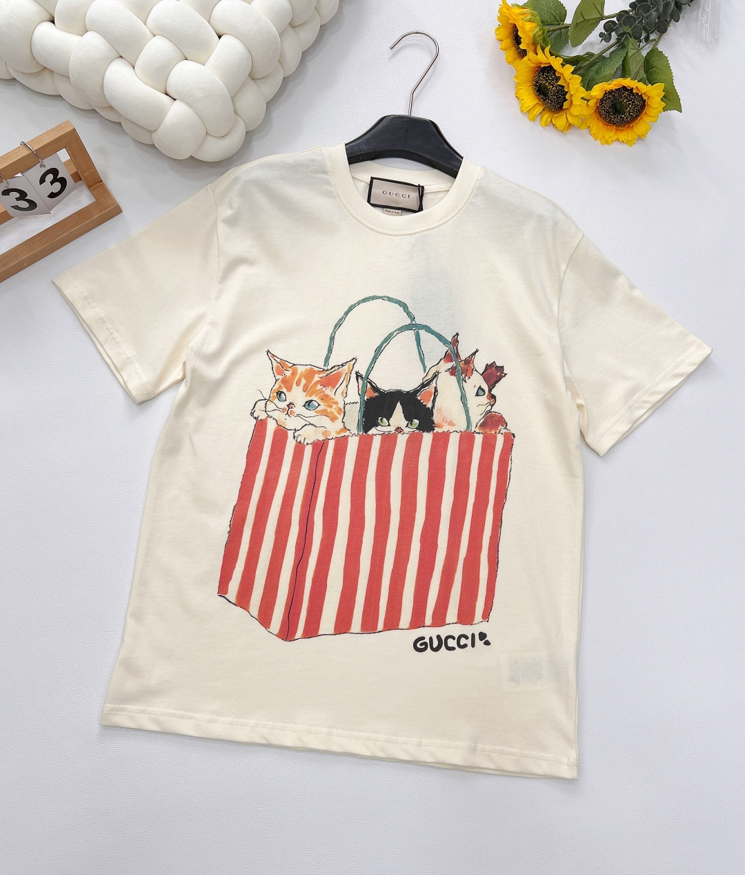 NO:332091,Gucci handbag cute cat printed short-sleeved T-shirt custom made 240g same-cage dyed fabric, very comfortable to touch, comfortable to the upper body and skin!  !  The particularly energetic and sunny style pattern is full of childlike fun, cute critical hit, the best item of the year, the upper body is super cute and beautiful, the upper body is casual and fashionable, the fantastic pattern brings an imaginative fashion experience!  A single item with unique personality, a trendy style that perfectly interprets fashionable attitude and avant-garde sense, a high-end short-sleeved T-shirt with infinite dressing performance, cute and cute, a must-have for age reduction!  Fashionable and personalized, super versatile and beautiful, very suitable for both men and women, essential models for human hands Size sml code, gucci, T-shirt, tees, t-shirt, alexander wang19860909Gucci 手袋可爱猫咪印花短袖T恤 定制240克同缸染面料 手感非常舒服 上身亲肤舒适！！ 特别活力又阳光的风格 图案充满了童趣 可爱暴击 年度最佳单品 上身超可爱超好看 上身休闲时尚 奇幻般的图案 带来充满想象力的时尚体验！ 具备独特个性的单品,完美演绎时髦态度跟前卫感的潮款,具备无限穿搭性能的高端短袖T恤 又萌又可爱 减龄必备！ 时尚又个性 超级百搭好看的一款 男女都非常合适 人手必备款 尺码sml 编码,,gucci,T-shirt,tees，t-shirt,alexander wang,Women's clothing