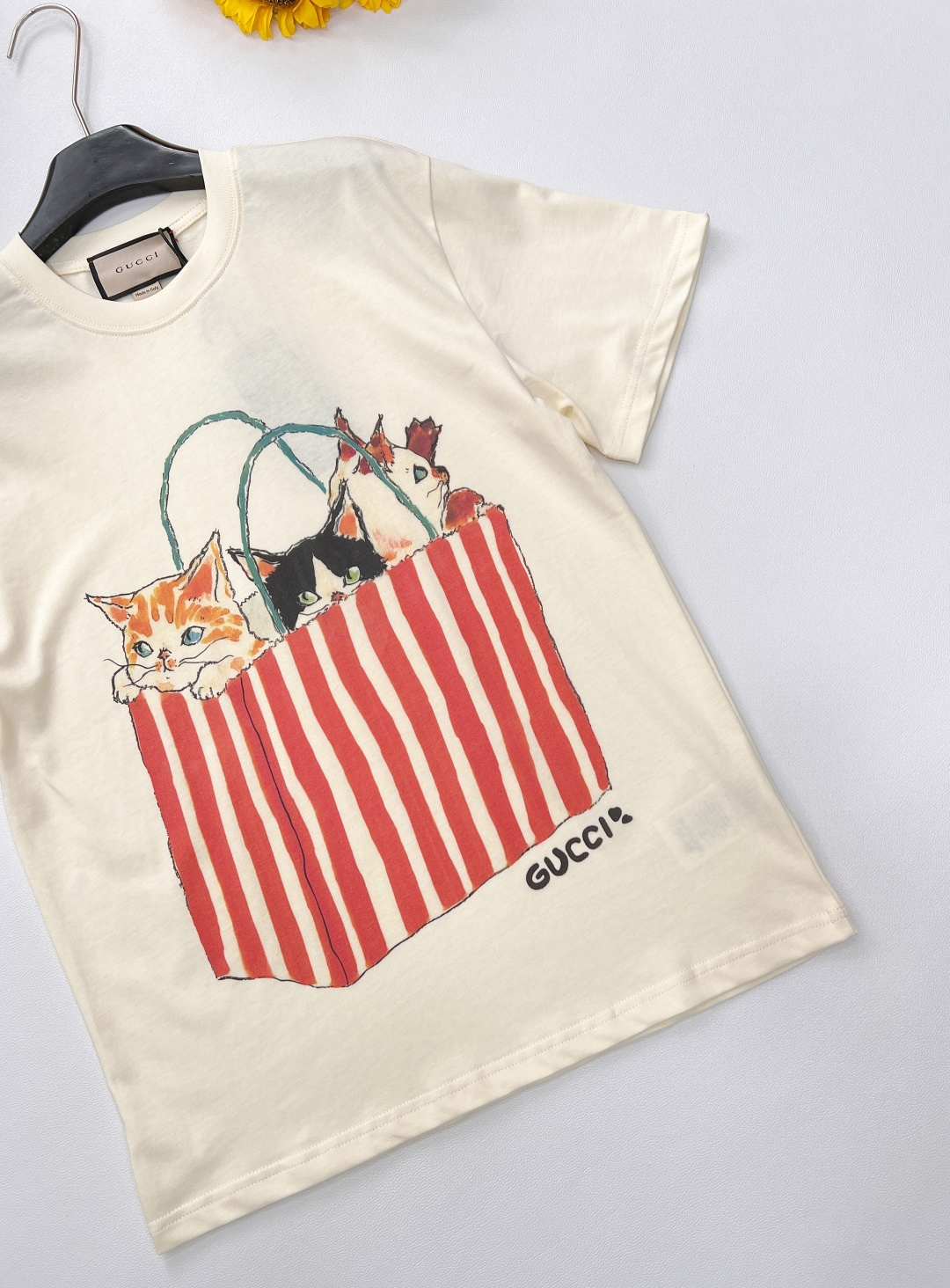 🆕 Gucci 手袋可爱猫咪印花短袖T恤定制240克同缸染面料 手感非常舒服 上身亲肤舒适！！特别活力又