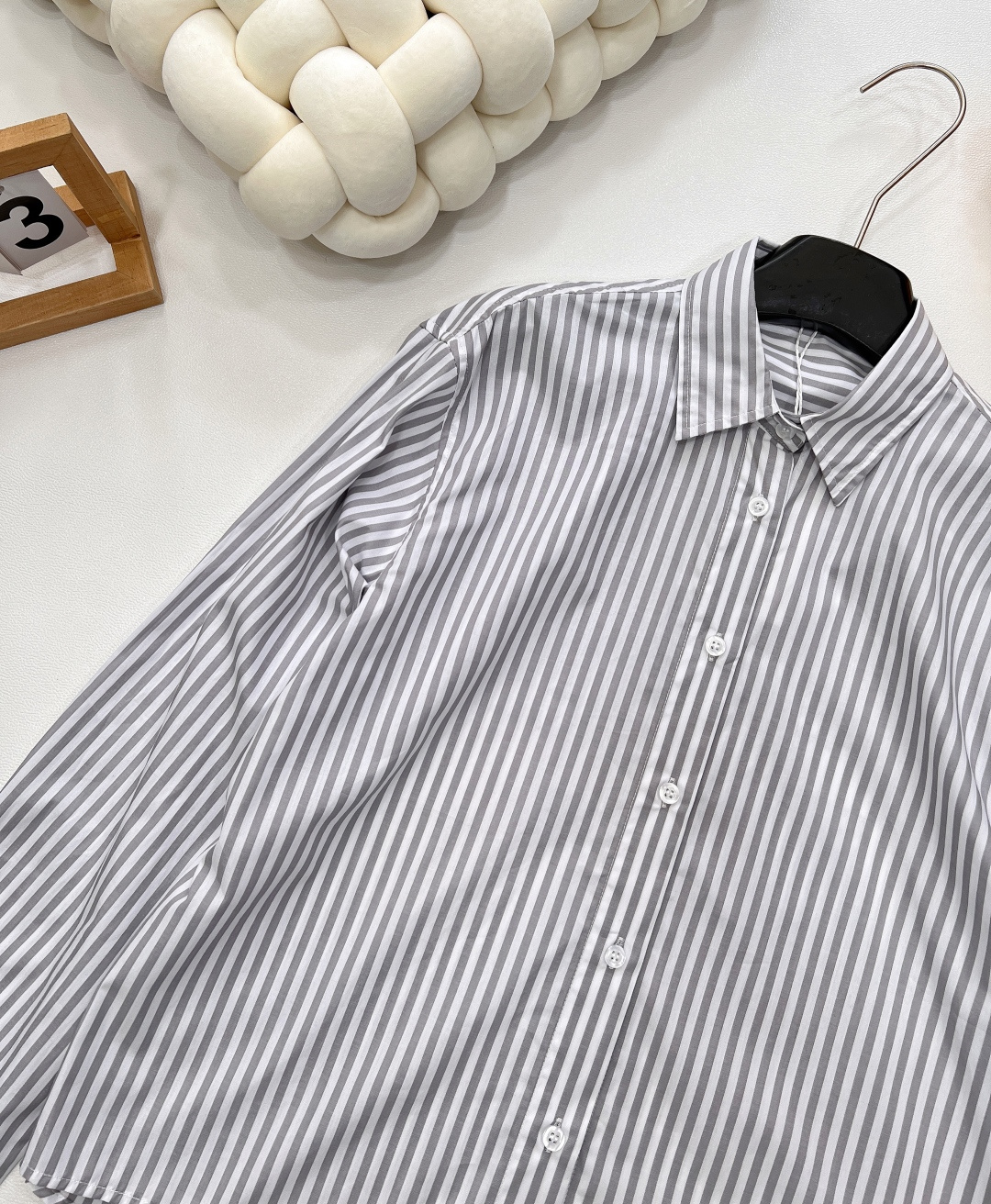 🆕Acne Studios新款短款条纹衬衫来袭。经典条纹元素，勾勒随性格调，蓝白配色清爽又高级。背后 “