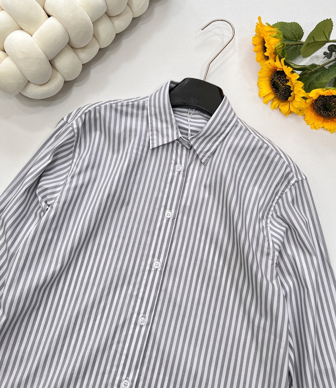 🆕Acne Studios新款短款条纹衬衫来袭。经典条纹元素，勾勒随性格调，蓝白配色清爽又高级。背后 “