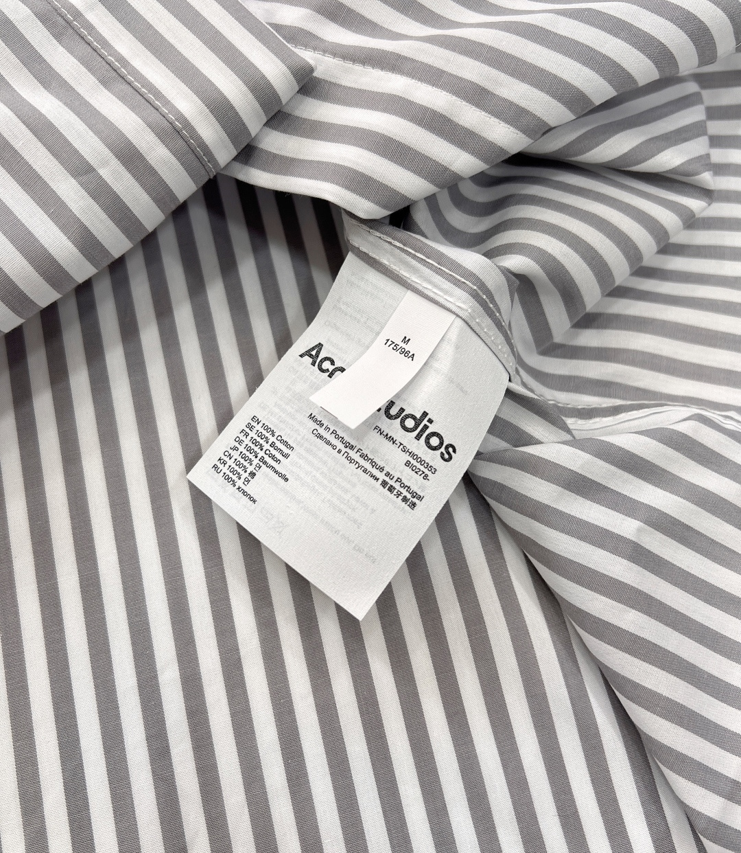 🆕Acne Studios新款短款条纹衬衫来袭。经典条纹元素，勾勒随性格调，蓝白配色清爽又高级。背后 “