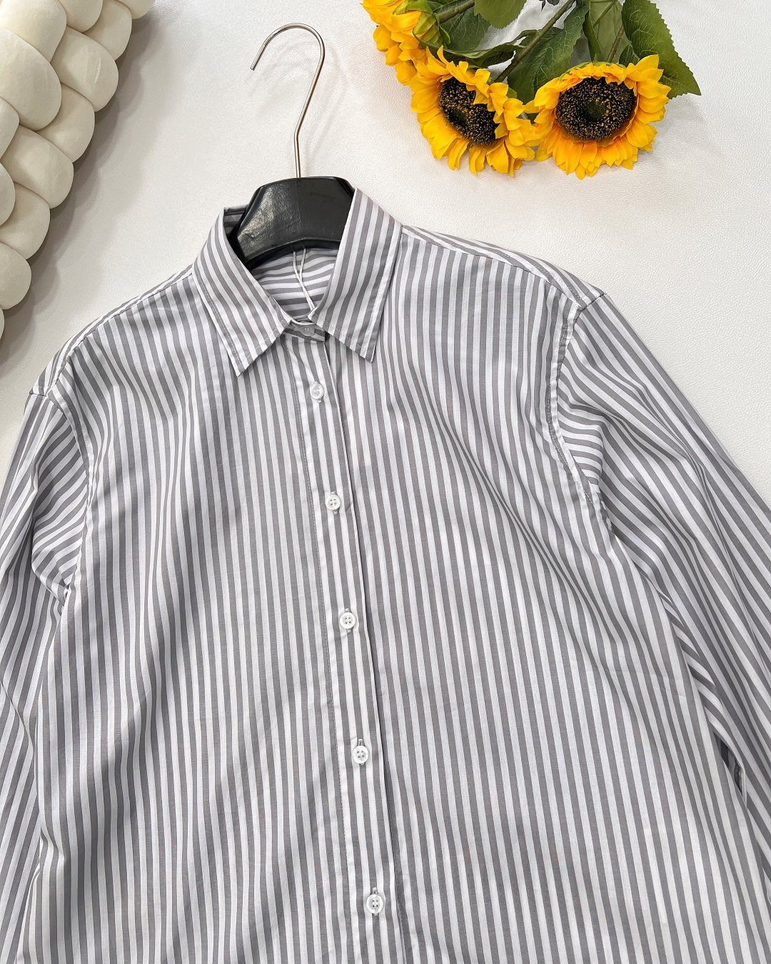 🆕Acne Studios新款短款条纹衬衫来袭。经典条纹元素，勾勒随性格调，蓝白配色清爽又高级。背后 “