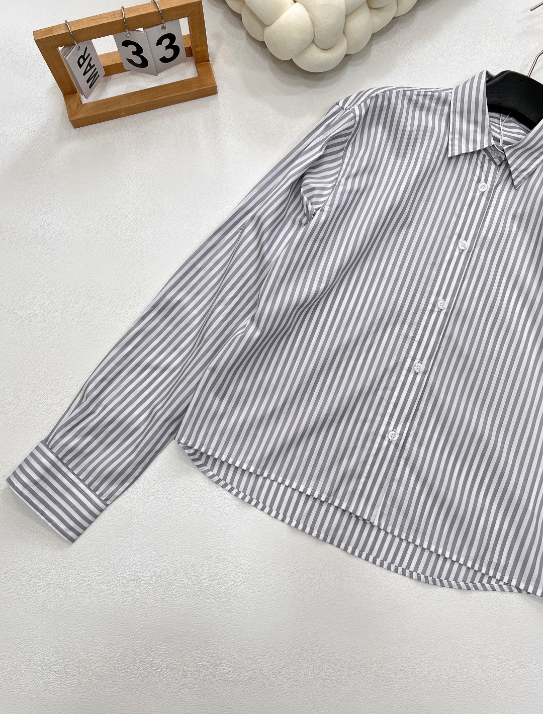 🆕Acne Studios新款短款条纹衬衫来袭。经典条纹元素，勾勒随性格调，蓝白配色清爽又高级。背后 “