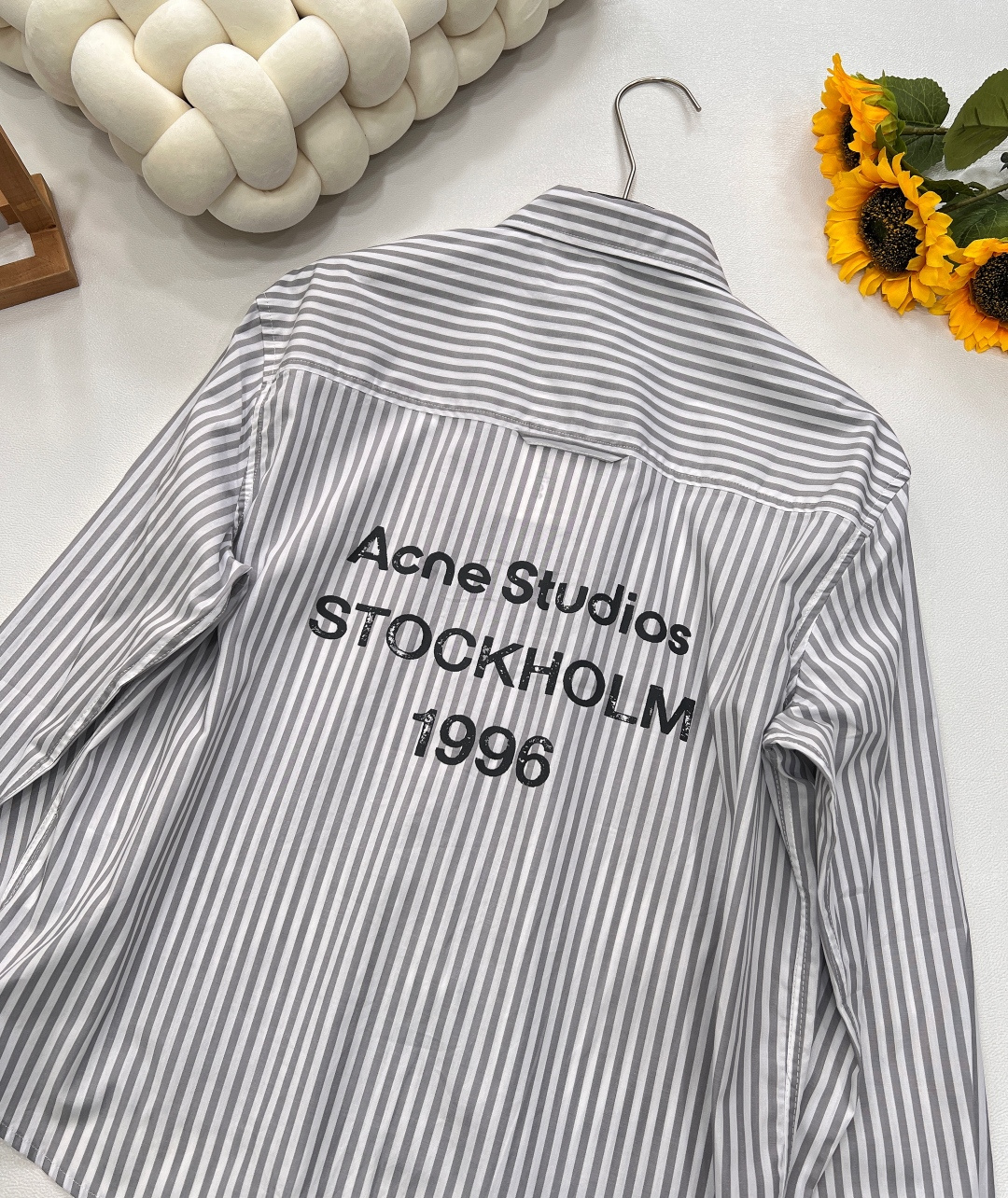 🆕Acne Studios新款短款条纹衬衫来袭。经典条纹元素，勾勒随性格调，蓝白配色清爽又高级。背后 “