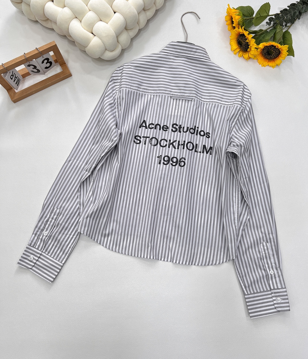🆕Acne Studios新款短款条纹衬衫来袭。经典条纹元素，勾勒随性格调，蓝白配色清爽又高级。背后 “