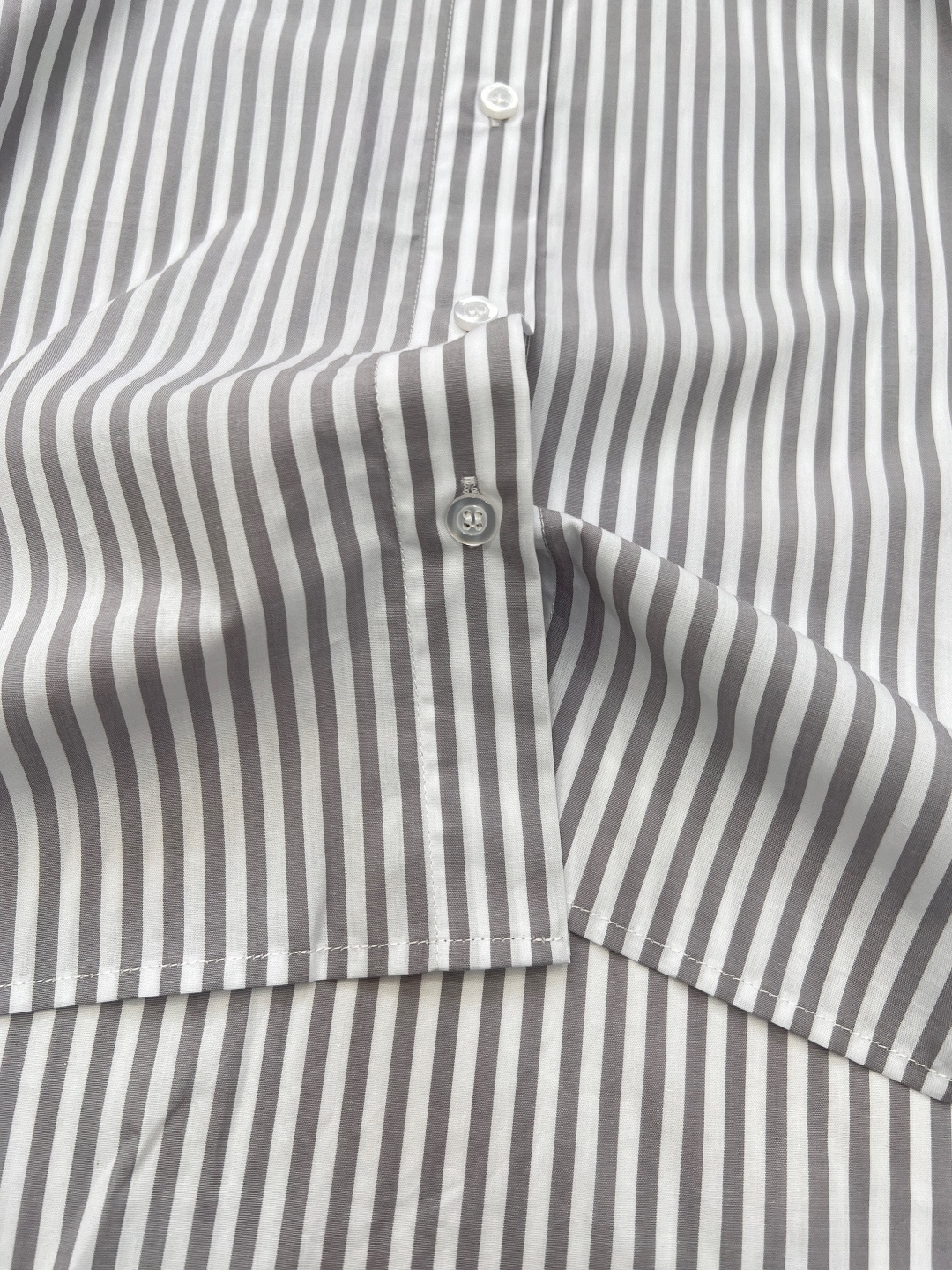 🆕Acne Studios新款短款条纹衬衫来袭。经典条纹元素，勾勒随性格调，蓝白配色清爽又高级。背后 “