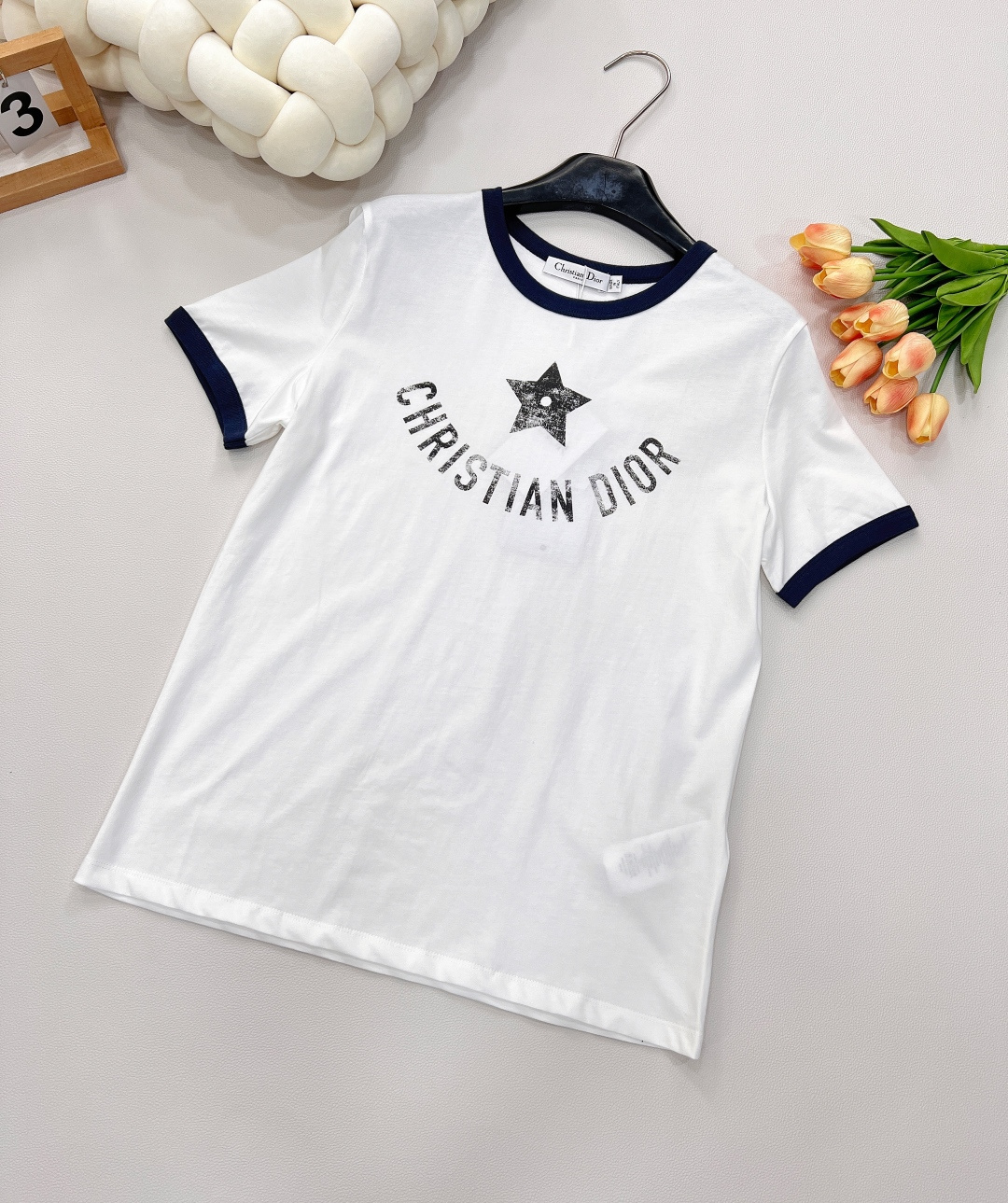 NO:332323,DIOR Limited Five-pointed Star Print Short-Sleeve T-shirt Dior's clothes are not just elegant. Every time they are produced, they are tailor-made for women, they are so perfect. White and rich and beautiful must be high-end items. The classic style is elegant and elegant. The style is elegant and age-reducing girlish style. The noble girl's outfit is gentle and white moonlight. A short-sleeved girl that makes people fall in love with at a glance is simple and generous. The low-key luxury is what it means. The upper body looks slim and tall!  The exquisite and low-key color scheme is full of texture. Paired with a skirt, jeans are all very elegant!  Three colors size sml code, dior,dior,skirts,jeans,t-shirt,tees,t-shirt,alexander wang19860909DIOR 限定五角星印花短袖T恤 迪奥的衣服 不仅仅是优雅 每次出品都是为女性量身定制 都是那么完美 白富美必入高级单品,经典版型气质优雅减龄少女风 贵气千金穿搭温柔白月光让人一眼就会爱上的千金短袖穿上简洁大方 低调奢华说的就是它吧 上身显瘦又高挑！精致低调的配色充满质感 搭配半裙 牛仔裤都很气质！三色出 尺码sml 编码,,dior,dior,skirts,jeans,T-shirt,tees，t-shirt,alexander wang,Women's clothing