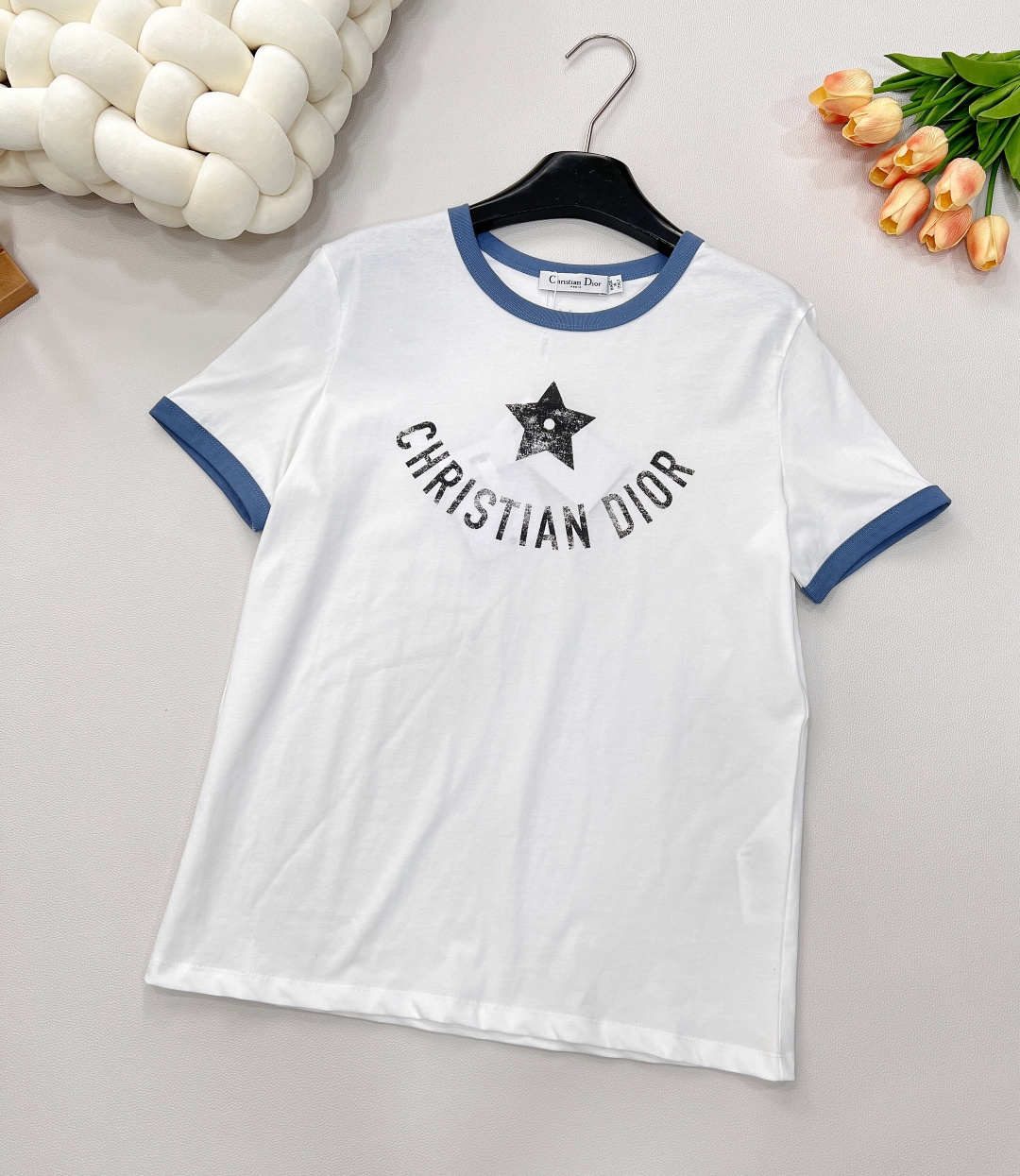 NO:332327,DIOR Limited Five-pointed Star Print Short-Sleeve T-shirt Dior's clothes are not just elegant. Every time they are produced, they are tailor-made for women, they are so perfect. White and rich and beautiful must be high-end items. The classic style is elegant and elegant. The style is elegant and age-reducing girlish style. The noble girl's outfit is gentle and white moonlight. A short-sleeved girl that makes people fall in love with at a glance is simple and generous. The low-key luxury is what it means. The upper body looks slim and tall!  The exquisite and low-key color scheme is full of texture. Paired with a skirt, jeans are all very elegant!  Three colors size sml code, dior,dior,skirts,jeans,t-shirt,tees,t-shirt,alexander wang19860909DIOR 限定五角星印花短袖T恤 迪奥的衣服 不仅仅是优雅 每次出品都是为女性量身定制 都是那么完美 白富美必入高级单品,经典版型气质优雅减龄少女风 贵气千金穿搭温柔白月光让人一眼就会爱上的千金短袖穿上简洁大方 低调奢华说的就是它吧 上身显瘦又高挑！精致低调的配色充满质感 搭配半裙 牛仔裤都很气质！三色出 尺码sml 编码,,dior,dior,skirts,jeans,T-shirt,tees，t-shirt,alexander wang,Women's clothing