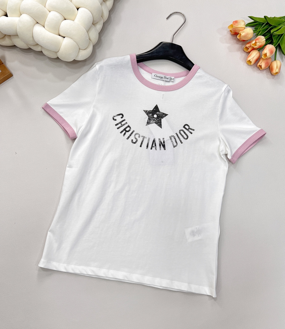NO:332331,DIOR Limited Five-pointed Star Print Short-Sleeve T-shirt Dior's clothes are not just elegant. Every time they are produced, they are tailor-made for women, they are so perfect. White and rich and beautiful must be high-end items. The classic style is elegant and elegant. The style is elegant and age-reducing girlish style. The noble girl's outfit is gentle and white moonlight. A short-sleeved girl that makes people fall in love with at a glance is simple and generous. The low-key luxury is what it means. The upper body looks slim and tall!  The exquisite and low-key color scheme is full of texture. Paired with a skirt, jeans are all very elegant!  Three colors size sml code, dior,dior,skirts,jeans,t-shirt,tees,t-shirt,alexander wang19860909DIOR 限定五角星印花短袖T恤 迪奥的衣服 不仅仅是优雅 每次出品都是为女性量身定制 都是那么完美 白富美必入高级单品,经典版型气质优雅减龄少女风 贵气千金穿搭温柔白月光让人一眼就会爱上的千金短袖穿上简洁大方 低调奢华说的就是它吧 上身显瘦又高挑！精致低调的配色充满质感 搭配半裙 牛仔裤都很气质！三色出 尺码sml 编码,,dior,dior,skirts,jeans,T-shirt,tees，t-shirt,alexander wang,Women's clothing