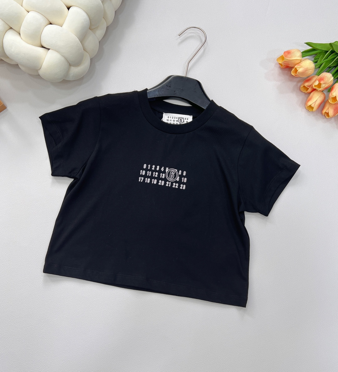 NO:332335,MM6 new digital letter printing tight short-sleeved T-shirt with street cool feeling and unruly attitude. Reshape minimalism with iconic street aesthetics. Simple digital prints, details interpret rebellious luxury, and easily create a lazy and high-end feeling. Digital prints - simple and atmospheric, with retro street filters. The simple and elegant design does not look monotonous on the upper body, and only the king is the one with retro old letter printing, high custom fabrics, comfortable, elastic, close-fitting and breathable. A small version that shows off the figure is very sweet and spicy. Any combination is European and American sweet and spicy!  Three colors are complete!  Size sml encoding,,masion margiela,alexander wang,T-shirt,tees,t-shirt,alexander wang19860909MM6新款数字字母印花紧身短袖T恤 街头酷感,不羁态度  以标志性街头美学重塑极简主义.简约数字印花,细节诠释叛逆奢华,轻松打造慵懒高级感.  数字印花 —— 简约大气,自带复古街头滤镜  简约大方的设计上身不显单调也只有大王了,复古做旧字母印花,高定制的面料,舒适弹性贴身透气 很显身材的小版型 随便搭配都是欧美甜辣即视感！ 三色出三标齐全！ 尺码sml 编码,,masion margiela,alexander wang,T-shirt,tees，t-shirt,alexander wang,Women's clothing