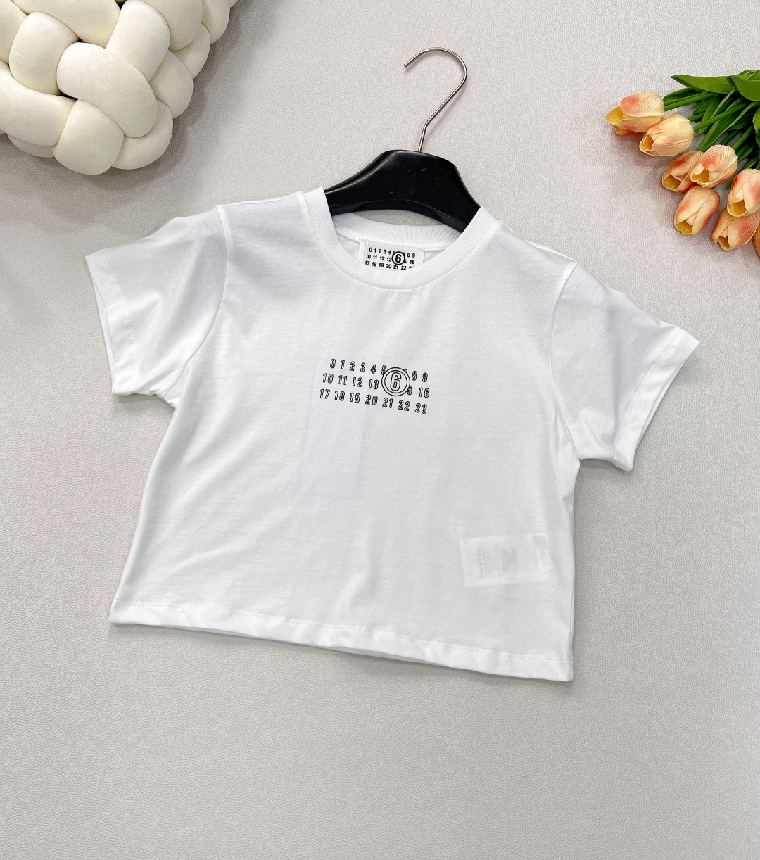 NO:332341,MM6 new digital letter printing tight short-sleeved T-shirt with street cool feeling and unruly attitude. Reshape minimalism with iconic street aesthetics. Simple digital prints, details interpret rebellious luxury, and easily create a lazy and high-end feeling. Digital prints - simple and atmospheric, with retro street filters. The simple and elegant design does not look monotonous on the upper body, and only the king is the one with retro old letter printing, high custom fabrics, comfortable, elastic, close-fitting and breathable. A small version that shows off the figure is very sweet and spicy. Any combination is European and American sweet and spicy!  Three colors are complete!  Size sml encoding,,masion margiela,alexander wang,T-shirt,tees,t-shirt,alexander wang19860909MM6新款数字字母印花紧身短袖T恤 街头酷感,不羁态度  以标志性街头美学重塑极简主义.简约数字印花,细节诠释叛逆奢华,轻松打造慵懒高级感.  数字印花 —— 简约大气,自带复古街头滤镜  简约大方的设计上身不显单调也只有大王了,复古做旧字母印花,高定制的面料,舒适弹性贴身透气 很显身材的小版型 随便搭配都是欧美甜辣即视感！ 三色出三标齐全！ 尺码sml 编码,,masion margiela,alexander wang,T-shirt,tees，t-shirt,alexander wang,Women's clothing