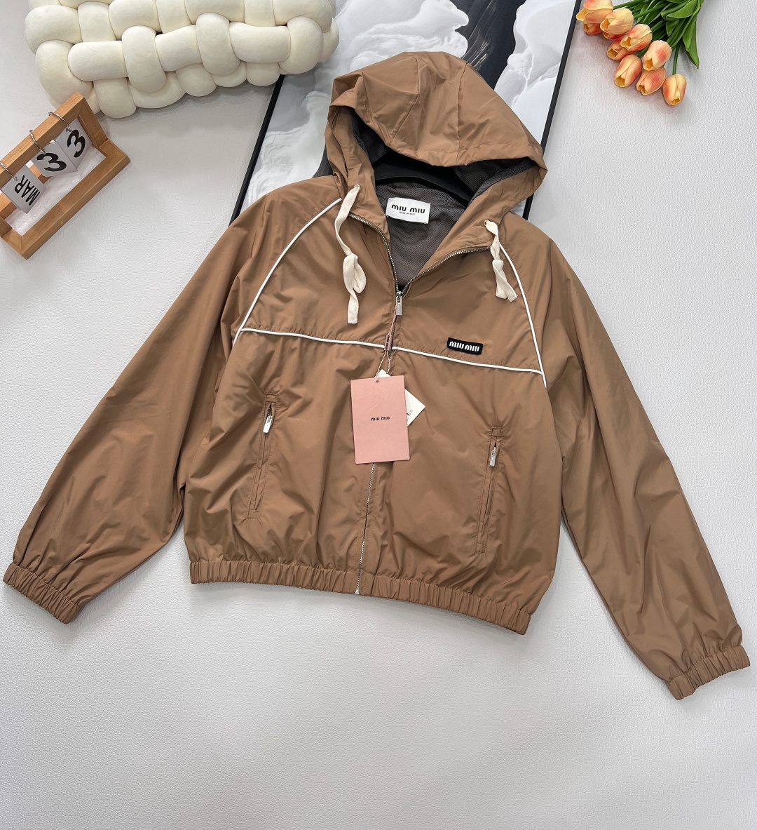 NO:332347,Miumi* 25Ss spring and summer new brown nylon series micro-label hooded jacket   high-waist shorts丨Exclusive yb development!  High-end production!  Contrasting colored edge embellishment design, super slim, capable and cool, chest patch logo embellishment, fashionable and full of fashion, classic loose style, imported nylon fabric, light, comfortable, sun protection and windproof, breathable mesh lining inside, a series of matching, cool and handsome upper body, which is simply a must-have outfit for cool Girl, single!  Three-standard full size sml jacket, miumiu, shorts, jackets & coats, hats, alexander wang19860909Miumi* 25Ss春夏新款棕色尼龙系列微标连帽外套 高腰短裤丨独家yb开发！高版出品！撞色捆边点缀设计 超显瘦 干练且酷帅 胸口贴布logo点缀 时髦感拉满 经典宽松版型 进口尼龙面料 轻薄舒适又防晒防风 内里是透气网里衬 一系列搭配上身又酷又帅 简直是酷Girl必备穿搭 ,单出！三标齐全 尺码sml 外套,,miumiu,shorts,jackets & coats,hats,alexander wang,Women's clothing