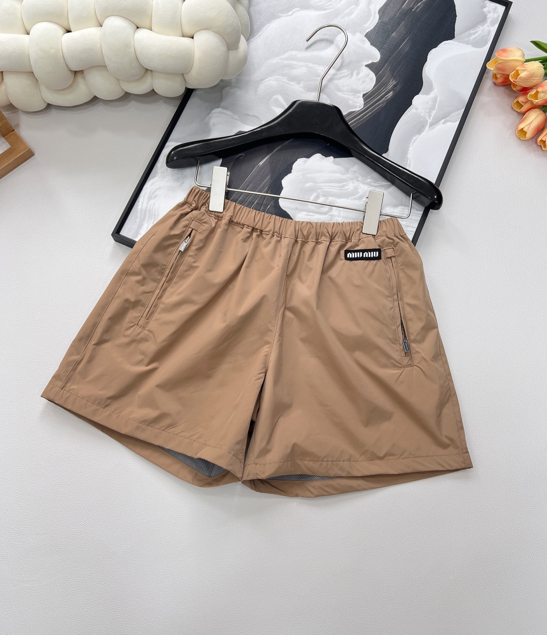 NO:332353,Miumi* 25Ss spring and summer new brown nylon series micro-label hooded jacket   high-waist shorts丨Exclusive yb development!  High-end production!  Contrasting colored edge embellishment design, super slim, capable and cool, chest patch logo embellishment, fashionable and full of fashion, classic loose style, imported nylon fabric, light, comfortable, sun protection and windproof, breathable mesh lining inside, a series of matching, cool and handsome upper body, which is simply a must-have outfit for cool Girl, single!  Three-standard size sml shorts code, miumiu, shorts, jackets & coats,hats,alexander wang19860909Miumi* 25Ss春夏新款棕色尼龙系列微标连帽外套 高腰短裤丨独家yb开发！高版出品！撞色捆边点缀设计 超显瘦 干练且酷帅 胸口贴布logo点缀 时髦感拉满 经典宽松版型 进口尼龙面料 轻薄舒适又防晒防风 内里是透气网里衬 一系列搭配上身又酷又帅 简直是酷Girl必备穿搭 ,单出！三标齐全 尺码sml 短裤编码,,miumiu,shorts,jackets & coats,hats,alexander wang,Women's clothing