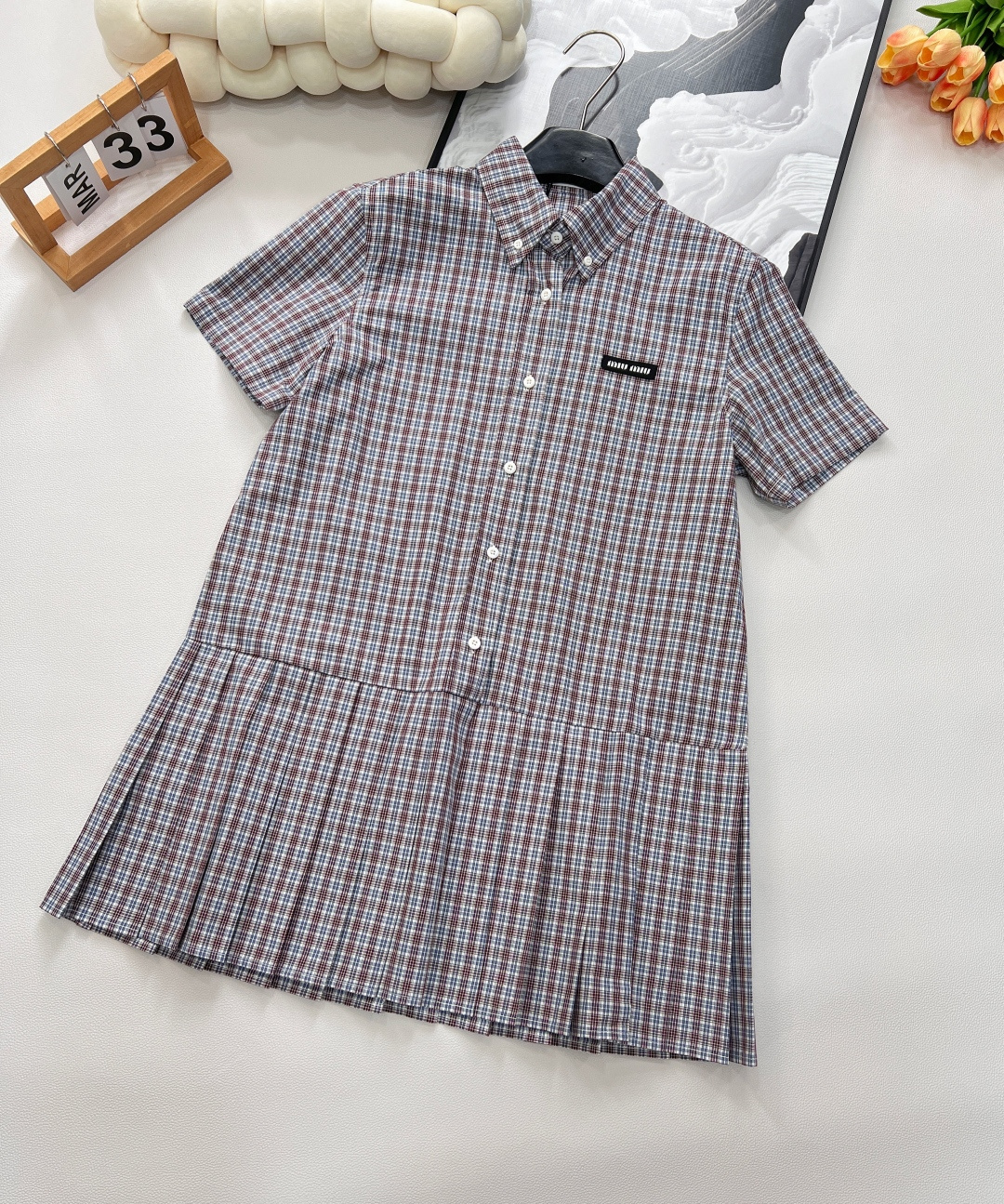 NO:332356,MiuMiu25Ss spring and summer new logo embroidered pleated shirt skirt, high-end production!  The new college-style pattern products are here again, and a series are released. It is easy to create a high-end outfit in the same color. The buttoned shirt has a pointed collar, the three-dimensional logo letter logo embroidery on the chest highlights the style. The 1:1 mold-opening custom single-breasted front closure, and the spliced ​​pleated skirt is very miu. The small girl is also super suitable. The draped straight style is not picky. The upper body is young and fashionable, and the girlish feeling comes out in an instant!  Complete three standards!  Size sml code, miumiu, skirts, shirts, alexander wang19860909MiuMiu25Ss春夏新款logo徽标刺绣百褶衬衫裙,高版出品！学院风格纹新品又来啦,一系列都出啦,轻松打造同色系穿搭高级感满满~系扣衬衫尖领,胸口立体logo字母徽标刺绣凸显格调,1:1开模定制单排扣前襟,拼接百褶裙摆就非常的miu,小个子妹子也超级合适,垂坠直筒版型又不会挑人,上身年轻又时髦,少女感一下子就出来了！三标齐全！ 尺码sml 编码,,miumiu,skirts,shirts,alexander wang,Women's clothing