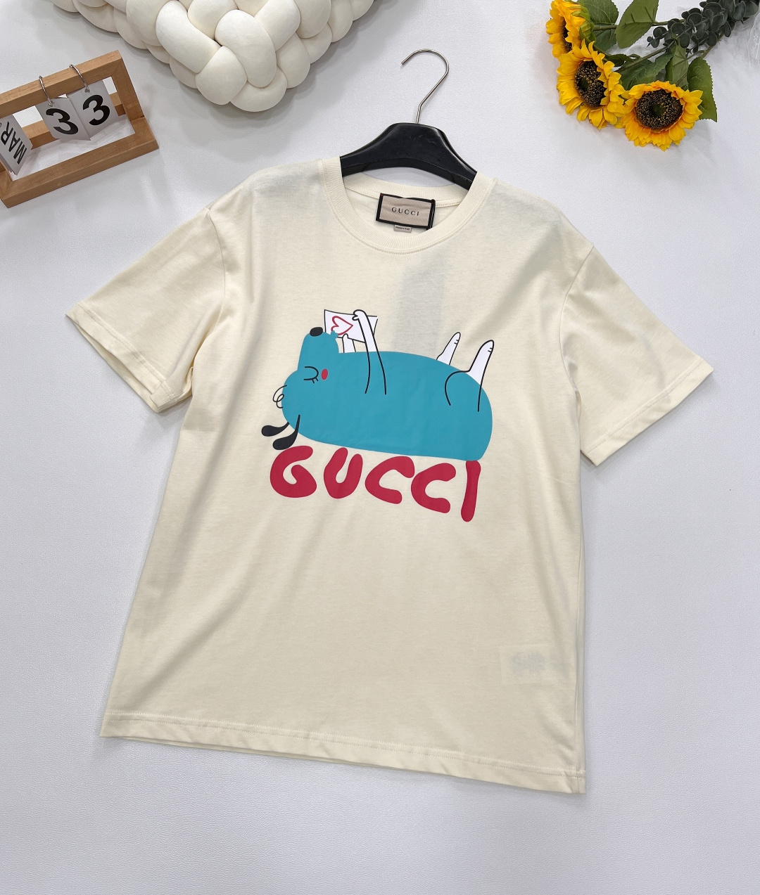 NO:332343,Gucci Cute Pig Animal Print T-shirt Customized 240g fabric with same tank dye, very comfortable to touch, comfortable to the upper body and skin!  !  The particularly energetic and sunny style pattern is full of childlike fun, cute critical hit, the best item of the year, the upper body is super cute and beautiful, the upper body is casual and fashionable, the fantastic pattern brings an imaginative fashion experience!  A single item with unique personality, a trendy style that perfectly interprets fashionable attitude and avant-garde sense, a high-end short-sleeved T-shirt with infinite dressing performance, cute and cute, a must-have for age reduction!  Fashionable and personalized, super versatile and beautiful, very suitable for both men and women, essential models for human hands Size sml code, gucci, T-shirt, tees, t-shirt, alexander wang19860909Gucci 可爱小猪动物印花T恤 定制240克同缸染面料 手感非常舒服 上身亲肤舒适！！ 特别活力又阳光的风格 图案充满了童趣 可爱暴击 年度最佳单品 上身超可爱超好看 上身休闲时尚 奇幻般的图案 带来充满想象力的时尚体验！ 具备独特个性的单品,完美演绎时髦态度跟前卫感的潮款,具备无限穿搭性能的高端短袖T恤 又萌又可爱 减龄必备！ 时尚又个性 超级百搭好看的一款 男女都非常合适 人手必备款 尺码sml 编码,,gucci,T-shirt,tees，t-shirt,alexander wang,Women's clothing