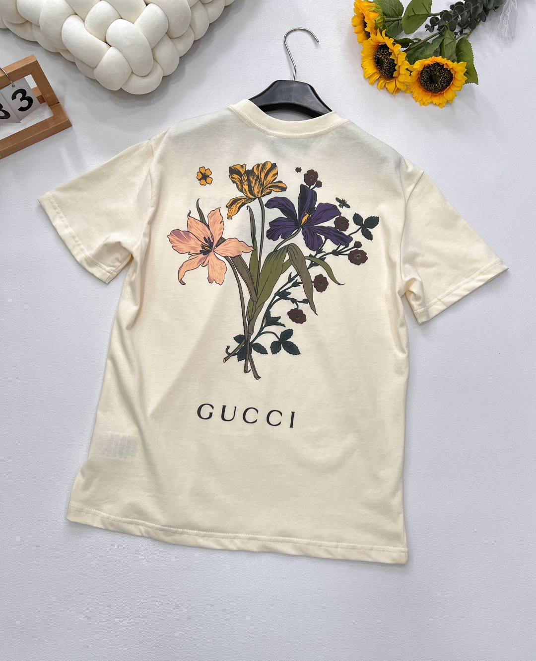 🆕Gucci 马尔蒙庄园 - 字母标语花卉T恤💐 绝迹款再度翻单归来！最最经典的米胚色🤩高支数全棉面料，