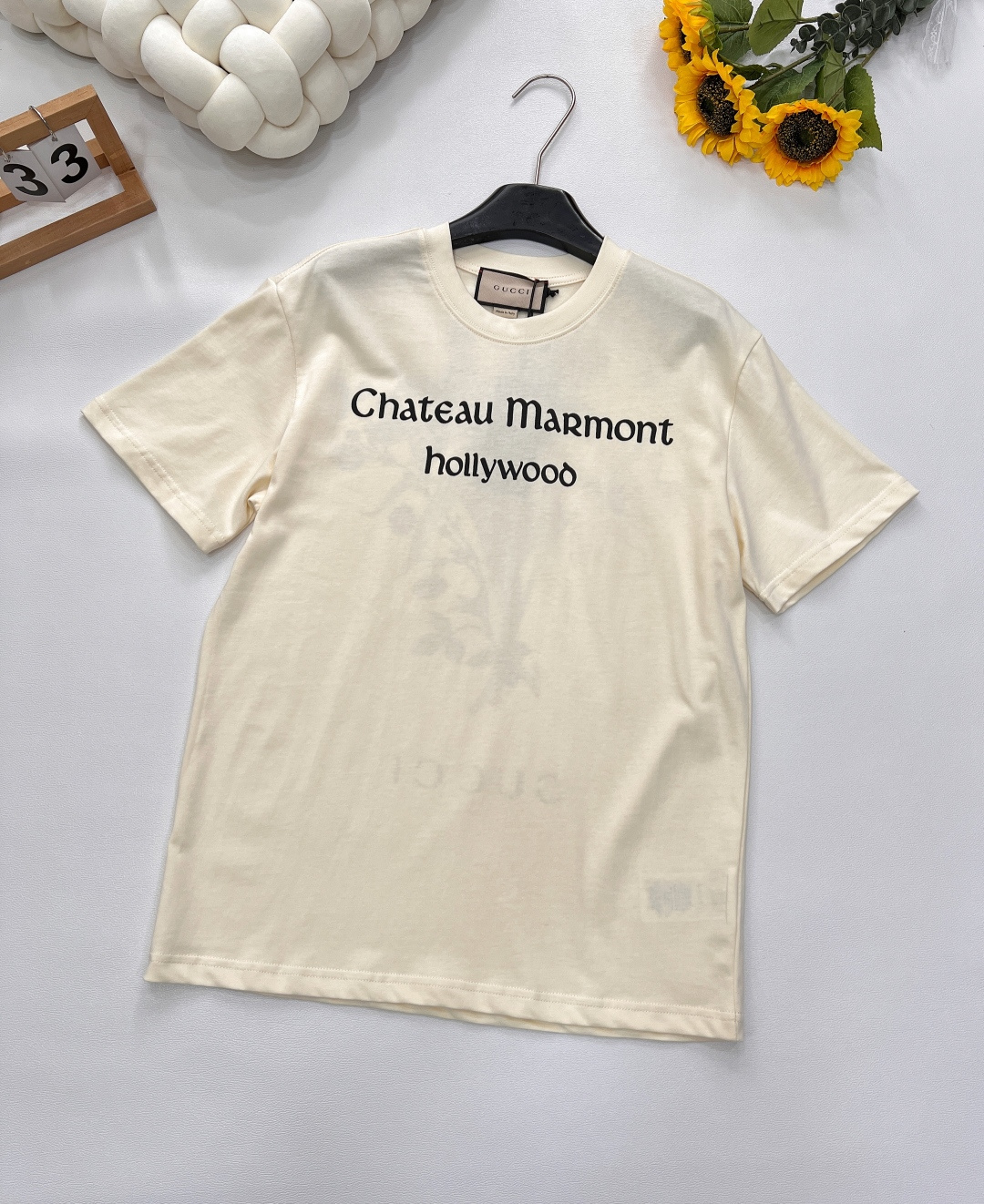 NO:332693,Gucci Marmon Manor - Alphabet Slogan Floral T-shirt Extinct model returns again!  The most classic rice-breast color high-subscription cotton fabric, soft and skin-friendly!  The printing process adopts two printing methods. The details are not afraid of enlarging the front sheet and printing it into water-slurry printing. The more difficult point is the floral pattern on the back. The 3D digital direct printing process is used. First, use the printer to depict the entire shape and then color it on the computer. So many colors of the picture are new colors produced by contrasting colors of multiple colors. First print the background color, and print the pattern through the machine. This extremely complex pattern with color mixing can only be made through this technology, which is particularly troublesome in color matching. T-shirts full of three-mark design-full design-oriented products are sold for one piece less!  If babies like it, don’t miss the same style as men and women!  Size sml code, gucci,tees,t-shirt,alexander wang19860909Gucci 马尔蒙庄园 - 字母标语花卉T恤 绝迹款再度翻单归来！最最经典的米胚色高支数全棉面料,柔软亲肤！印花工艺采用的是两种印花方式,细节不怕放大前片印花为水浆印,较难点在于后背花卉图案,采用3D数码直印工艺,先用打印机把整个形体描绘出来然后在电脑上进行描色.图片的那么多颜色是通过多种颜色撞色出来产生的新色.先印上底色,在通过机器打印出图案的.这种混色极为复杂的图案,只能是通过这种技术制造出来的 ,这在对色上面特别麻烦的.充满设计感的T恤三标齐全特殊渠道货 卖一件少一件！宝宝们喜欢千万不要错过男女同款 ！ 尺码sml 编码,,gucci,tees，t-shirt,alexander wang,Women's clothing