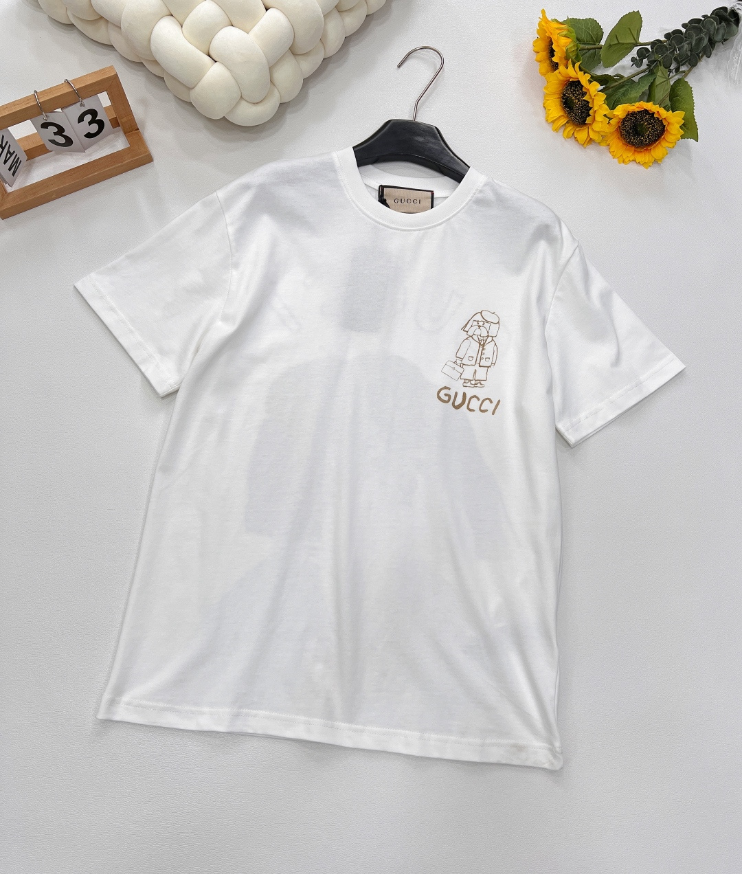 NO:332699,GUCCI illustrator's co-branded cartoon puppy printed short-sleeved T-shirt is full of scheming, clean and refreshing, full of youthful vitality, it's really hard not to love it!  The concave shape is perfectly beautiful. The classic small round neck design is simple and easy to wear. It attracts a lot of attention when walking on the street!  The youthful and energetic feeling is 100% customized fabric with a slight return rate. The texture is super comfortable!  Not only suitable for daily outfits, it can also easily create a trendy look!  It has no resistance to cartoon graffiti with bright colors and high saturation, and hits the soul directly. It is definitely a vintage style. It is cute and cute. It is a must-have for age reduction!  Size sml code, gucci, T-shirt,tees, t-shirt,alexander wang19860909GUCCI 插画师联名卡通小狗印花短袖T恤 计感十足 干净又清爽 满满的青春活力 真的狠难不爱啊！凹起造型来妥妥的好看 经典的小圆领设计简洁好穿 走在街上吸睛度满分！青春又活力的感觉穿出街回头率百分百定制面料 质感超级舒适！ 不仅适合日常穿搭 还能轻松打造出潮流look！对色彩鲜艳饱和度高的卡通涂鸦毫无抵抗力,直击灵魂 vintage风妥妥拿捏 又萌又可爱 减龄必备！ 尺码sml 编码,,gucci,T-shirt,tees，t-shirt,alexander wang,Women's clothing