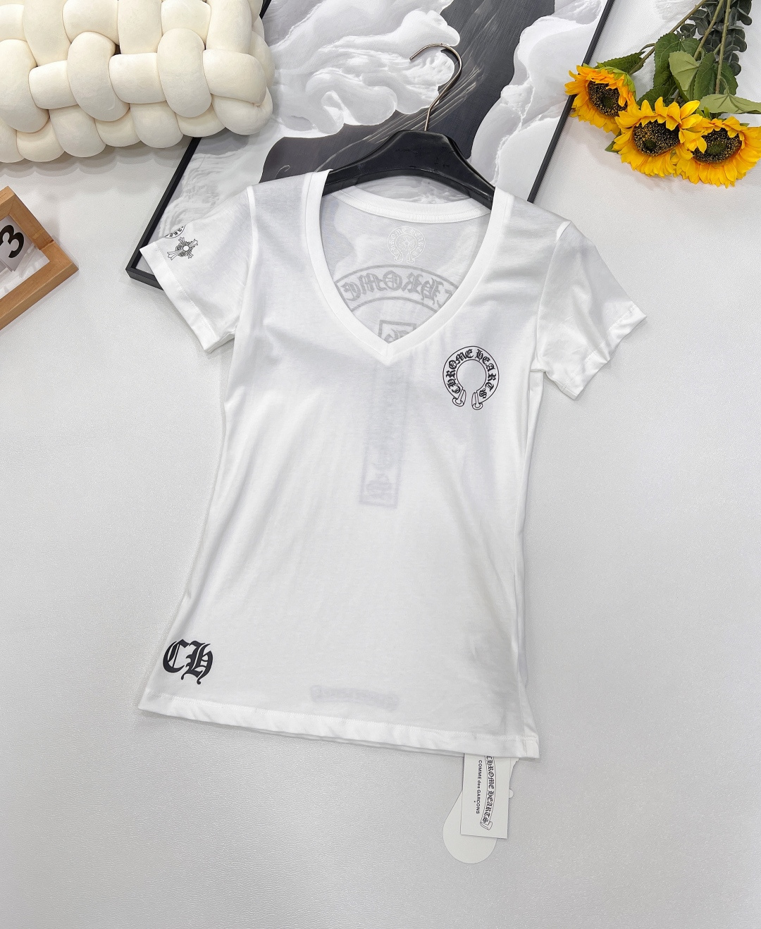 NO:332702,New spring and summer Chrome hearts Sanskrit small print T-shirt imported from Japan, the print is super textured, the upper body is high-end and top-grade. This style that everyone must buy in summer is interpreted in Gothic fonts that have always been adhered to, with retro, artistic and mysterious BGM. This design completely introduces Croxin to the ranks of luxury. The upper body is naturally outstanding. The simple and simple watch bag adds a tranquil leisure. It can be worn alone or inside. It is undoubtedly the best item for trendy matching!  Two colors size sml code, chrome hearts, chrome hearts, tees, t-shirt, alexander wang19860909春夏新款 Chrome hearts 梵文小标印花小T恤 日本进口印花原浆,印花超有质感,上身高端上档次 这个夏天人人必入手的款式,用一直秉承的哥特式字体演绎,自带复古、艺术、神秘的BGM,这样的设计将克罗心完全引入了奢侈行列,上身自然是鹤立鸡群,素净简约的表袋又增添了一份宁静的休闲.既可以单穿也可以内搭 无疑是潮流搭配的最佳单品！两色出 尺码sml 编码,,chrome hearts,chrome hearts,tees，t-shirt,alexander wang,Women's clothing