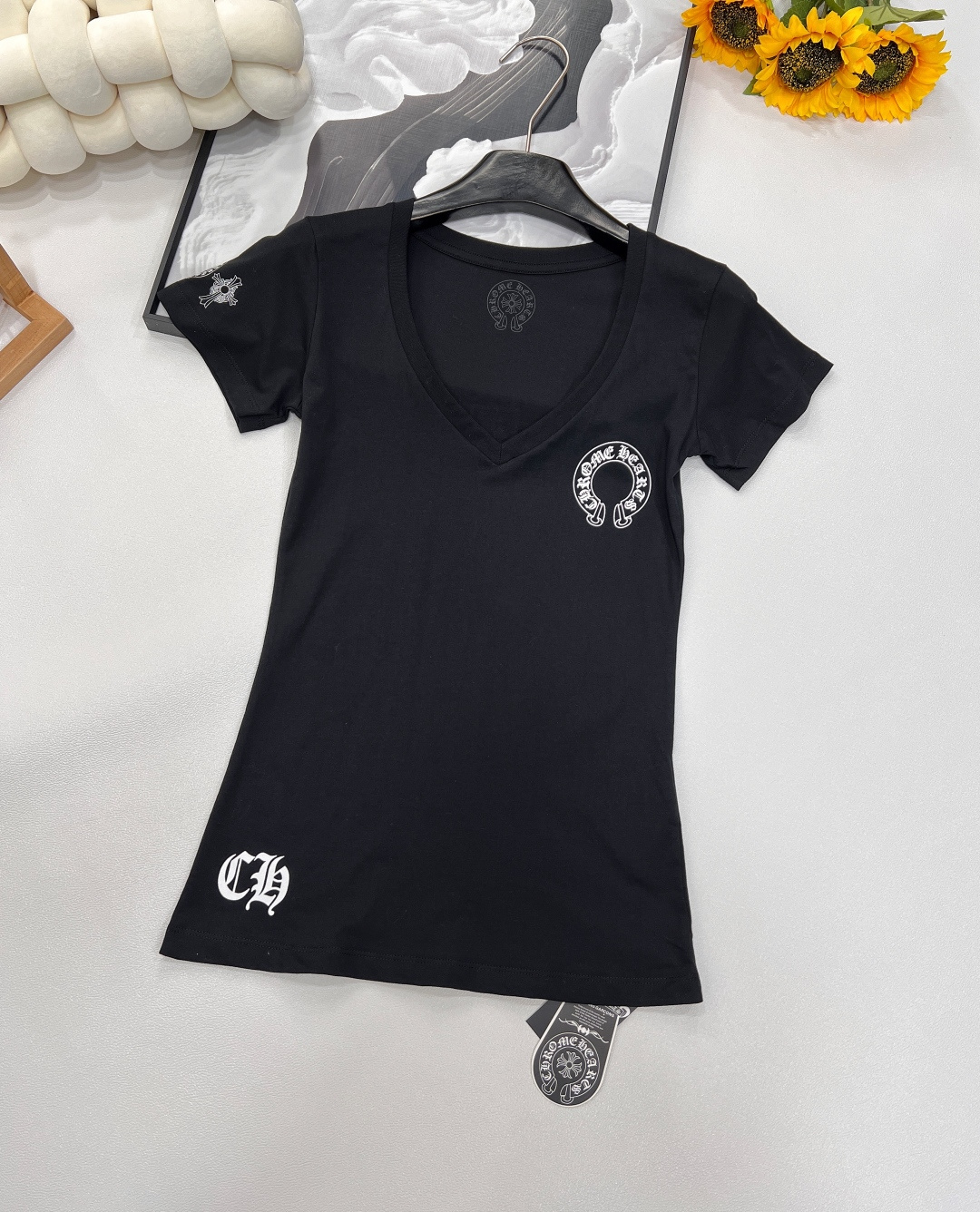 NO:332708,New spring and summer Chrome hearts Sanskrit small print T-shirt imported from Japan, the print is super textured, the upper body is high-end and top-grade. This style that everyone must buy in summer is interpreted in Gothic fonts that have always been adhered to, with retro, artistic and mysterious BGM. This design completely introduces Croxin to the ranks of luxury. The upper body is naturally outstanding. The simple and simple watch bag adds a tranquil leisure. It can be worn alone or inside. It is undoubtedly the best item for trendy matching!  Two colors size sml code, chrome hearts, chrome hearts, tees, t-shirt, alexander wang19860909春夏新款 Chrome hearts 梵文小标印花小T恤 日本进口印花原浆,印花超有质感,上身高端上档次 这个夏天人人必入手的款式,用一直秉承的哥特式字体演绎,自带复古、艺术、神秘的BGM,这样的设计将克罗心完全引入了奢侈行列,上身自然是鹤立鸡群,素净简约的表袋又增添了一份宁静的休闲.既可以单穿也可以内搭 无疑是潮流搭配的最佳单品！两色出 尺码sml 编码,,chrome hearts,chrome hearts,tees，t-shirt,alexander wang,Women's clothing