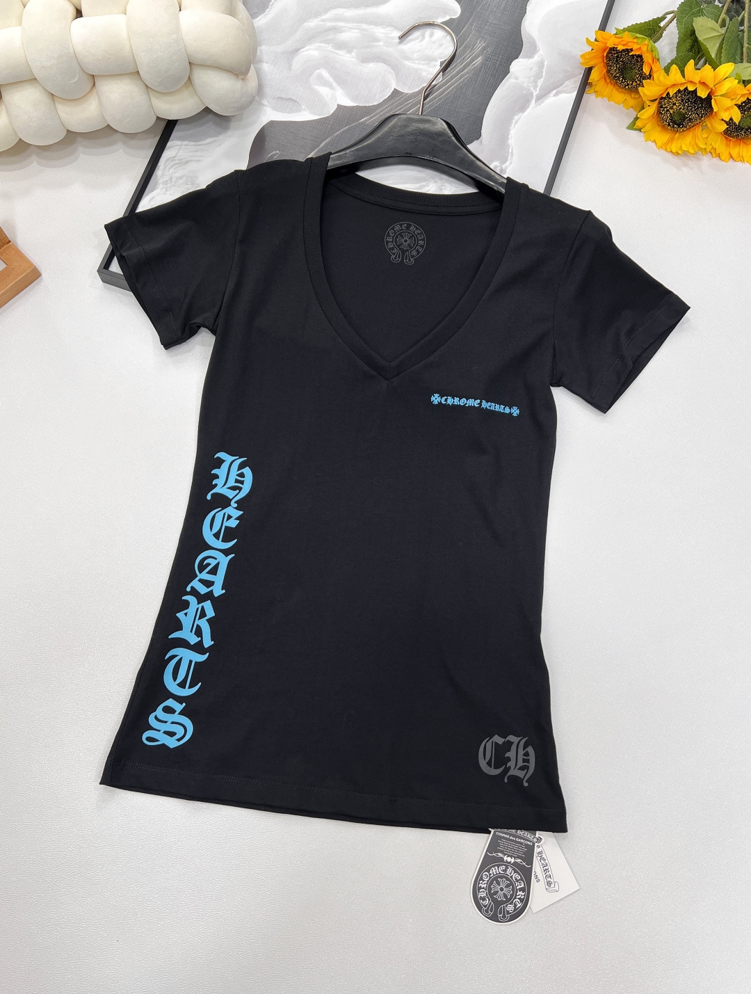 NO:332711,New spring and summer Chrome hearts Sanskrit small print T-shirt imported from Japan, the print is super textured, the upper body is high-end and top-grade. This style that everyone must buy in summer is interpreted in Gothic fonts that have always been adhered to, with retro, artistic and mysterious BGM. This design completely introduces Croxin to the ranks of luxury. The upper body is naturally outstanding. The simple and simple watch bag adds a tranquil leisure. It can be worn alone or inside. It is undoubtedly the best item for trendy matching!  Two colors size sml code, chrome hearts, chrome hearts, tees, t-shirt, alexander wang19860909春夏新款 Chrome hearts 梵文小标印花小T恤 日本进口印花原浆,印花超有质感,上身高端上档次 这个夏天人人必入手的款式,用一直秉承的哥特式字体演绎,自带复古、艺术、神秘的BGM,这样的设计将克罗心完全引入了奢侈行列,上身自然是鹤立鸡群,素净简约的表袋又增添了一份宁静的休闲.既可以单穿也可以内搭 无疑是潮流搭配的最佳单品！两色出 尺码sml 编码,,chrome hearts,chrome hearts,tees，t-shirt,alexander wang,Women's clothing