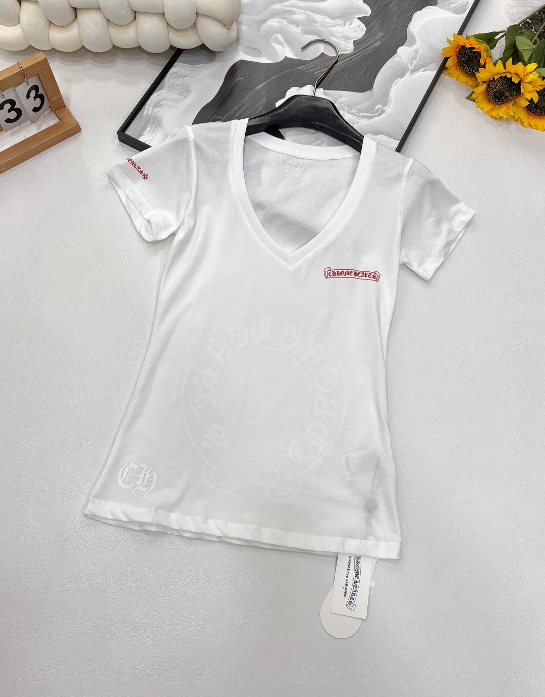 NO:332715,New spring and summer Chrome hearts Sanskrit small print T-shirt imported from Japan, the print is super textured, the upper body is high-end and top-grade. This style that everyone must buy in summer is interpreted in Gothic fonts that have always been adhered to, with retro, artistic and mysterious BGM. This design completely introduces Croxin to the ranks of luxury. The upper body is naturally outstanding. The simple and simple watch bag adds a tranquil leisure. It can be worn alone or inside. It is undoubtedly the best item for trendy matching!  Size sml encoding, chrome hearts,chrome hearts,tees, t-shirt,alexander wang19860909春夏新款 Chrome hearts 梵文小标印花小T恤 日本进口印花原浆,印花超有质感,上身高端上档次 这个夏天人人必入手的款式,用一直秉承的哥特式字体演绎,自带复古、艺术、神秘的BGM,这样的设计将克罗心完全引入了奢侈行列,上身自然是鹤立鸡群,素净简约的表袋又增添了一份宁静的休闲.既可以单穿也可以内搭 无疑是潮流搭配的最佳单品！ 尺码sml 编码,,chrome hearts,chrome hearts,tees，t-shirt,alexander wang,Women's clothing