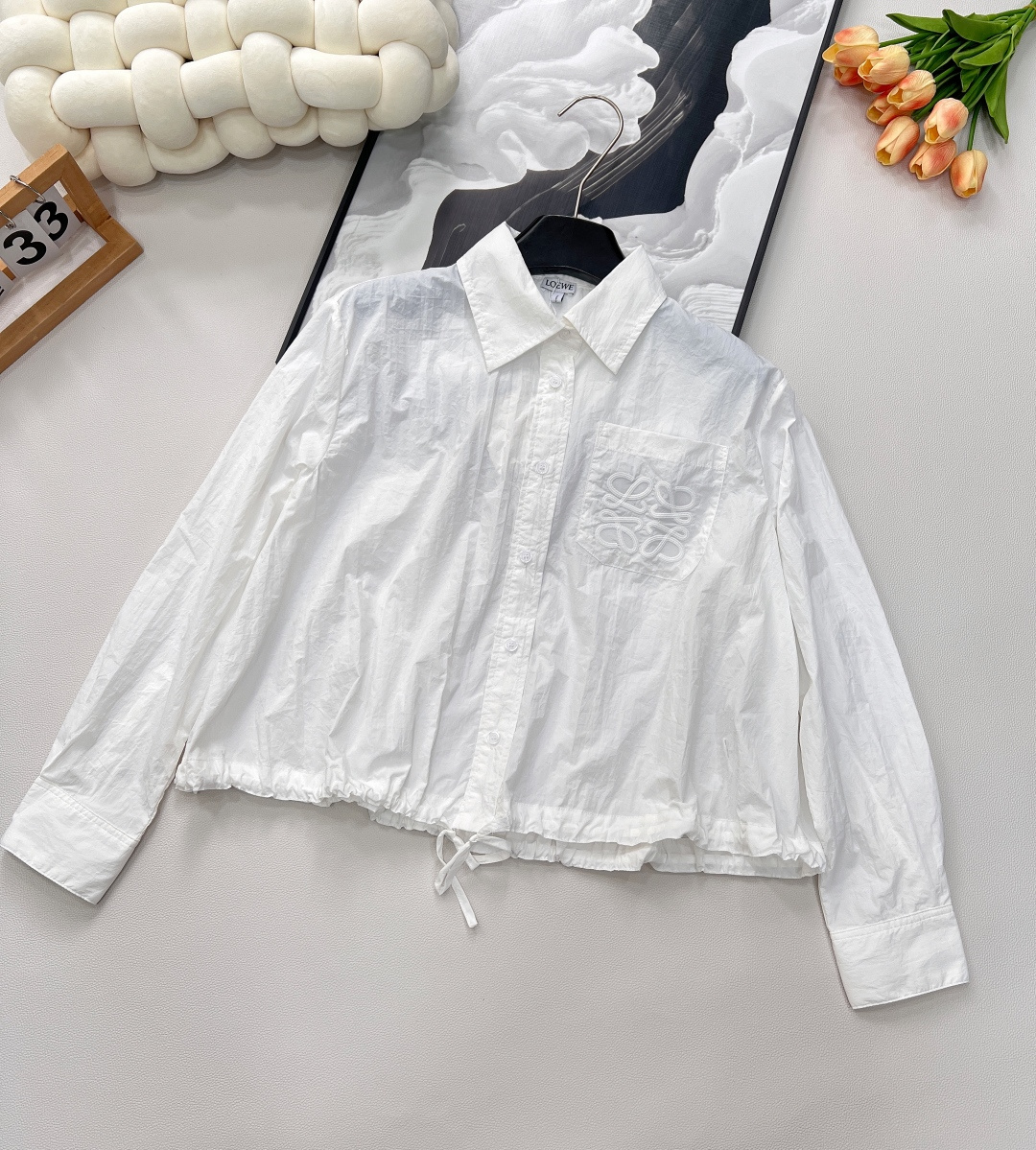 NO:332719,LOEWE Lapel Embroidered Logo Shirt Just right in summer!  There is nothing fashionable that can’t be done with a shirt. This is really a must-have for fairy wardrobe. It is fashionable and slim. It is a well-deserved versatile king!  It is refreshing and noble, with a unique designer style. The unique feminine taste is perfectly interpreted~ The surface of the fabric is gentle and soft, with a particularly elegant texture, with a silky and delicate mellow texture and particularly smooth, with a lustrous luster, very high-end!  Very weighty!  The fashionable drawstring lapel design, the drawstring can be adjusted at will. It is neat and capable, but also different from passers-by A, B and C... It gets rid of the dullness and boredom of traditional shirts, and has a strong sense of three-dimensionality, which enhances overall inclusiveness and relaxation!  Commuting to work and daily dates are very lazy and have the casual feeling of an ins blogger~ Three colors are out of size sml code, loewe,shirts,alexander wang19860909LOEWE 翻领刺绣logo衬衫 夏天穿正正好！没有什么时髦是一件衬衫搞不定的 这款真的是仙女衣橱必备款 时髦又显瘦 实至名归的百搭王！又清爽又贵气,别具一格的设计师风格 独到的女性味道完美诠释～ 面料表面温润柔和特别显气质,有着丝滑细腻的醇厚质感又特别爽滑,有莹润的光泽感,很高级！很有份量！ 时髦抽绳翻领设计,抽绳可以随意调节.利落干练的同时又区别于路人甲乙丙...摆脱了传统衬衫的沉闷无趣,立体感很强,加强整体包容性和放松感！ 上班通勤、日常约会都很,慵懒气质,很有ins博主的随意感～ 三色出 尺码sml 编码,,loewe,shirts,alexander wang,Women's clothing