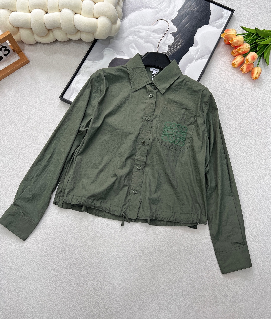 NO:332723,LOEWE Lapel Embroidered Logo Shirt Just right in summer!  There is nothing fashionable that can’t be done with a shirt. This is really a must-have for fairy wardrobe. It is fashionable and slim. It is a well-deserved versatile king!  It is refreshing and noble, with a unique designer style. The unique feminine taste is perfectly interpreted~ The surface of the fabric is gentle and soft, with a particularly elegant texture, with a silky and delicate mellow texture and particularly smooth, with a lustrous luster, very high-end!  Very weighty!  The fashionable drawstring lapel design, the drawstring can be adjusted at will. It is neat and capable, but also different from passers-by A, B and C... It gets rid of the dullness and boredom of traditional shirts, and has a strong sense of three-dimensionality, which enhances overall inclusiveness and relaxation!  Commuting to work and daily dates are very lazy and have the casual feeling of an ins blogger~ Three colors are out of size sml code, loewe,shirts,alexander wang19860909LOEWE 翻领刺绣logo衬衫 夏天穿正正好！没有什么时髦是一件衬衫搞不定的 这款真的是仙女衣橱必备款 时髦又显瘦 实至名归的百搭王！又清爽又贵气,别具一格的设计师风格 独到的女性味道完美诠释～ 面料表面温润柔和特别显气质,有着丝滑细腻的醇厚质感又特别爽滑,有莹润的光泽感,很高级！很有份量！ 时髦抽绳翻领设计,抽绳可以随意调节.利落干练的同时又区别于路人甲乙丙...摆脱了传统衬衫的沉闷无趣,立体感很强,加强整体包容性和放松感！ 上班通勤、日常约会都很,慵懒气质,很有ins博主的随意感～ 三色出 尺码sml 编码,,loewe,shirts,alexander wang,Women's clothing