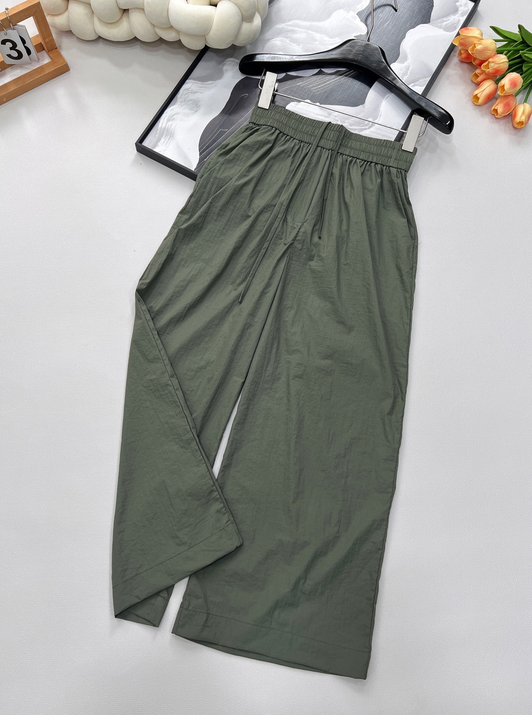 NO:332727,New spring and summer loewe wide-leg straight-leg pants logo letter embroidery, pure cotton fabric texture is excellent, casual temperament is comfortable and invincible!  Elastic waist without restraint, wide-leg pants!  The upper body looks very slim!  Close your eyes and look versatile and casual!  Classic tailoring makes you look thinner and longer, lengthens your body proportions, and has the strength to cover your flesh and make you look thinner!  It is fashionable in capital with any style, with extremely high practical wear and full comfort. Highly recommended for your own style!  Three colors pure cotton sml code, loewe, alexander wang19860909春夏新款 loewe 宽腿直筒裤 logo字母刺绣,纯棉的面料质感超赞 ,随性气质舒适手感无敌赞！ 松紧腰无束缚感甩腿阔腿裤！版型上身超显瘦！闭眼入百搭随性又帅气！经典剪裁视觉显瘦显腿长 拉长身材比例 实力遮肉显瘦！ 搭配任何风格都是大写的时髦 实穿度极高 舒适度满分 强烈推荐自留款！三色出 纯棉sml 编码,,loewe,alexander wang,Women's clothing