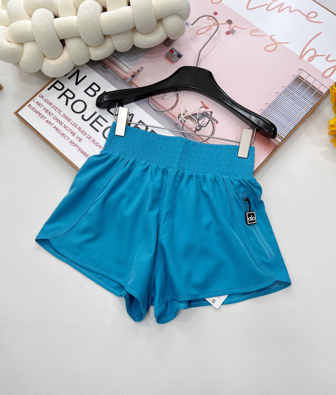 NO:333028,Alo new yoga shorts can also keep them fashionable and comfortable when exercising! Alo yoga shorts are the perfect choice for you!   The colors are eye-catching and fluorescent green, pure white, deep black, fresh blue, and diverse colors meet different moods and outfit needs. Whether stretching on a yoga mat or jogging outdoors, they can become the focus. The fabric is superior to high-tech sports fabric, breathable and sweating, quickly taking away the moisture generated by exercise, and keeping the body dry. At the same time, the fabric is soft and skin-friendly, and it is burden-free to wear, giving the skin the ultimate care. ♀ Designed with caring elastic waist design, fit the body without slimming, freeing the tightness, and enjoying the pleasure of exercise. The side zipper pocket makes it easy to place keys, cards and other small objects, freeing your hands and making exercise more comfortable. Whether it is high-intensity training for sweating, or relaxing yoga meditation for body and mind, alo yoga shorts can accompany you, and start every sports journey with professionalism and fashion. Four colors are out!  Size sml code, shorts,alexander wang19860909alo新款瑜伽短裤,在运动时也能保持时尚与舒适!alo瑜伽短裤就是你的绝佳之选！  色彩吸睛荧光绿、纯净白、深邃黑、清新蓝,多样色彩满足不同心情与穿搭需求,无论是在瑜伽垫上伸展,还是户外慢跑,都能成为焦点.  面料优越采用高科技运动面料,透气排汗,快速带走运动产生的湿气,保持身体干爽.同时,面料柔软亲肤,贴肤穿着无负担,给予肌肤极致呵护. ♀ 设计贴心弹性腰部设计,贴合身形不勒肉,自由调节松紧度,尽情享受运动的畅快.侧边拉链口袋,方便放置钥匙、卡片等小物件,解放双手,运动更自在.无论是挥洒汗水的高强度训练,还是放松身心的瑜伽冥想,alo瑜伽短裤都能陪伴你,以专业与时尚,开启每一次的运动之旅.四色出！ 尺码sml 编码,,shorts,alexander wang,Women's clothing