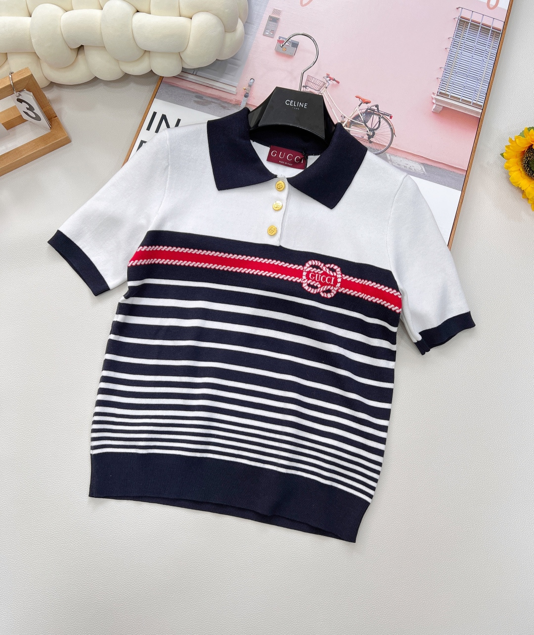 NO:333031,Gucci2025SS new lapel striped knitted short sleeves, customized YB silk wool yarn wool, soft and comfortable, fashionable and slim, lapel knitted short sleeves cut, regular style, white splicing of royal blue neckline above shoulders, blue and white stripes below chest, collision letter logo embroidery decoration on the chest, highlighting the brand tone, the upper body of the ready-to-wear shows the temperament and retro style, simple and versatile, add an elegant atmosphere, everyday vacation, customized facial accessories, accurate version, complete three standards!  Size sml code, gucci, T-shirt, alexander wang19860909Gucci2025SS新款翻领条纹针织短袖,定制YB丝毛纱线织造 柔软舒适 洋气显瘦 翻领针织短袖剪裁 常规版型穿出慵懒休闲姿态 肩膀以上白色拼接宝蓝领袖边胸口以下蓝白条纹交叉 碰撞胸前字母徽标刺绣装点 彰显品牌调性 成衣上身展现气质复古风格 简单百搭 增添优雅气息 日常度假都 定制面辅料 认准版本,三标齐全！ 尺码sml 编码,,gucci,T-shirt,alexander wang,Women's clothing