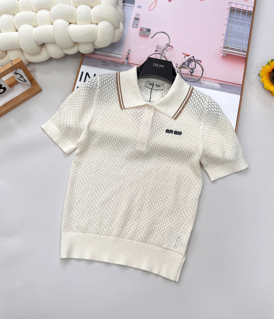 NO:333037,Miumiu 2025 new hollow knitted lapel short sleeves, customized YB cashmere yarn woven, texture high-end gloss and comfortable, knitted lapel half-pallet short-sleeved top cut, the whole body is interwoven with hollow crochet texture, outlines the wavy diamond pattern to highlight the high-end feeling of outfit, the neckline stripes outline the cuffs and hem, elastic and tighter, more refined, slim outfit, the style is inclusive, showing the relaxed tone, the contrasting embroidery logo on the chest highlights the light luxury and fashionable temperament, can be worn alone, the first choice for fashionable outfits in all seasons, customized surface accessories, accurate version, complete three standards, size sml code,,miumiu, T-shirt, alexander wang19860909Miumiu2025新款镂空针织翻领短袖,定制YB羊绒纱线织造 质感高级光泽舒适 针织翻领半开襟短袖上衣剪裁 通体利用镂空钩针肌理交织 勾勒出波浪菱格花纹图案 凸显穿搭高级感 领口条纹勾勒袖口和下摆采用螺纹花边 弹性松紧更显精致 穿搭显瘦 版型包容身材 尽显松弛调性 胸前撞色刺绣徽标 凸显轻奢时髦气质 单穿叠穿均可 四季时尚穿搭首选 定制面辅料 认准版本,三标齐全 尺码sml 编码,,miumiu,T-shirt,alexander wang,Women's clothing