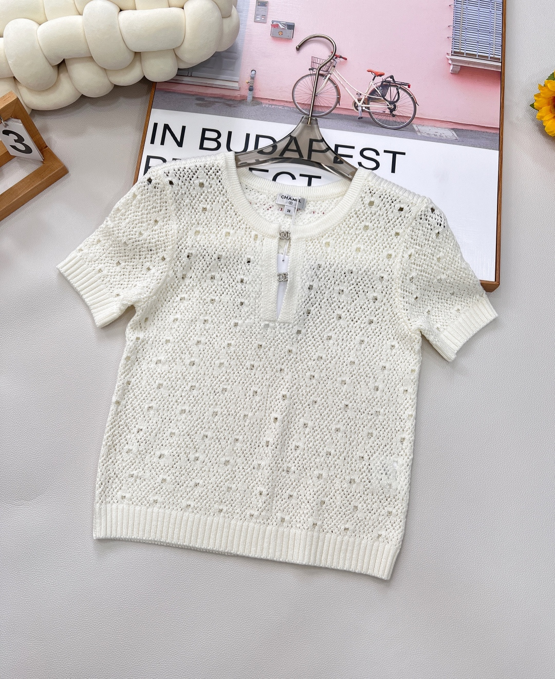 NO:333043,CHANEL, heavy craftsmanship, hollow woven short sleeves, edging craftsmanship, luxurious and high-end temperament. Original custom invisible metal hook buckle design, H-style versatile, not picky, fashionable and high-end!  What a gentle short-sleeved sleeve. Both the style and the fabric are very textured, like moonlight, white, so clear. The heroine of the gentle French movie is the visual feeling. The crochet is beautiful and romantic~ The customized yarn is delicate and texture is super awesome!  Sweet girl with elegant temperament ~ healing style high appearance, two colors and three standards complete size sml code, chanel, chanel, T-shirt, alexander wang19860909CHANEL 人间香奈儿,重工艺镂空编织短袖.包边工艺,气质奢华又高级.原版定制隐形金属勾扣设计,H版型百搭不挑人时髦又高级！ 好温柔的短袖.无论是版型还是面料都很有质感 如月光般的白色好有清透感 温柔法式电影女主即视感 钩织唯美浪漫～定制的纱线细腻质感超级棒！气质优雅的甜美少女～治愈系高颜值,两色出三标齐全 尺码sml 编码,,chanel,chanel,T-shirt,alexander wang,Women's clothing