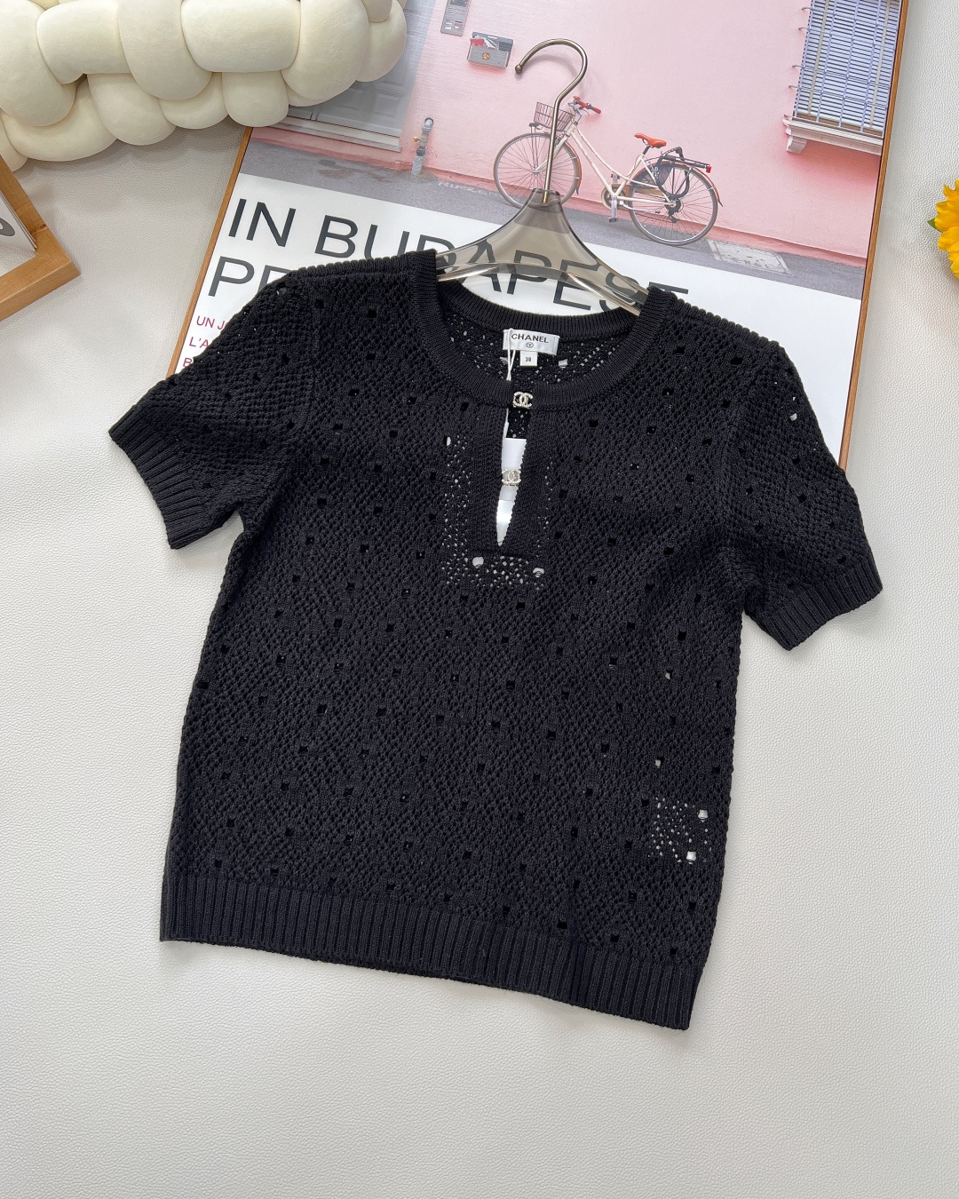 NO:333020,CHANEL, heavy craftsmanship, hollow woven short sleeves, edging craftsmanship, luxurious and high-end temperament. Original custom invisible metal hook buckle design, H-style versatile, not picky, fashionable and high-end!  What a gentle short-sleeved sleeve. Both the style and the fabric are very textured, like moonlight, white, so clear. The heroine of the gentle French movie is the visual feeling. The crochet is beautiful and romantic~ The customized yarn is delicate and texture is super awesome!  Sweet girl with elegant temperament ~ healing style high appearance, two colors and three standards complete size sml code, chanel, chanel, T-shirt, alexander wang19860909CHANEL 人间香奈儿,重工艺镂空编织短袖.包边工艺,气质奢华又高级.原版定制隐形金属勾扣设计,H版型百搭不挑人时髦又高级！ 好温柔的短袖.无论是版型还是面料都很有质感 如月光般的白色好有清透感 温柔法式电影女主即视感 钩织唯美浪漫～定制的纱线细腻质感超级棒！气质优雅的甜美少女～治愈系高颜值,两色出三标齐全 尺码sml 编码,,chanel,chanel,T-shirt,alexander wang,Women's clothing