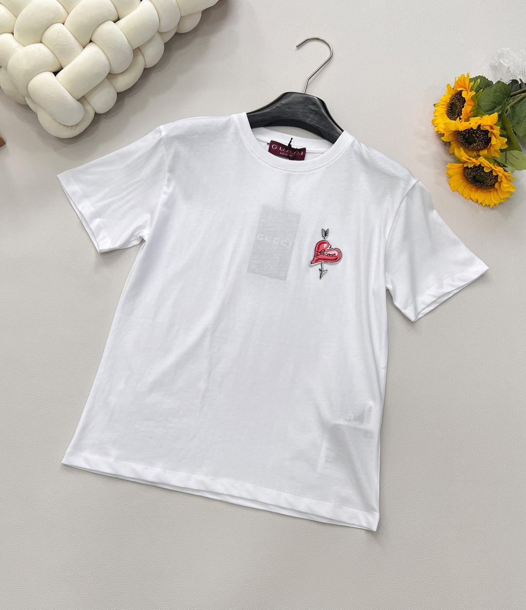 NO:333023,Gucci25SS new round neck women's embroidered love short-sleeved T-shirt, cotton material, breathable and comfortable, full texture. Slim T-shirt cut to highlight the brand's style. Made of gram-weight pure cotton, slightly elastic, presenting a slim visual effect. The chest is embroidered with embroidery craftsmanship and a letter logo. The brand's own fashion sense is instantly created. It creates a cute and age-reducing style. The inner wear is brilliant and fashionable. Customized surface accessories. The correct version is accurate, and the three standards are complete!  Size sm code, gucci, T-shirt,tees, t-shirt,alexander wang19860909Gucci25SS新款圆领女事刺绣爱心短袖T恤,棉材质 透气舒适 质感十足 修身T恤裁剪 凸显品牌格调 采用克重纯棉制成 略带有弹力 呈现显瘦视觉效果 胸前单侧以刺绣工艺打造穿箭爱心图案 穿插字母徽标 品牌自带的时尚感立现 随心打造减龄可爱风格 单穿内搭都出彩时髦 定制面辅料 认准版本,三标齐全！ 尺码sm 编码,,gucci,T-shirt,tees，t-shirt,alexander wang,Women's clothing