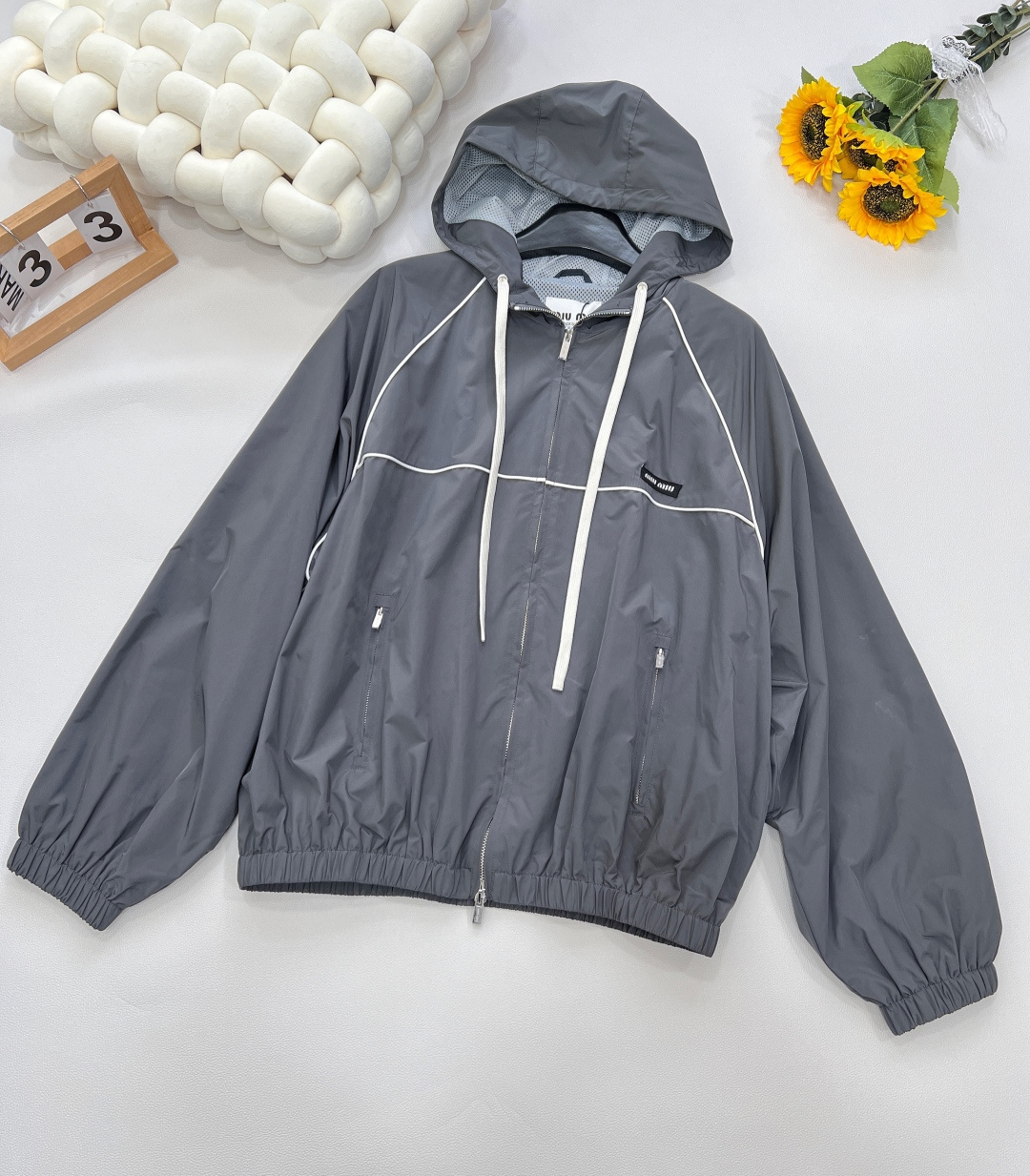 NO:333029,Miumiu25Ss spring and summer new style intellectual sports style sunscreen jacket | Exclusive yb development!  High-end production!  The classic hooded loose style, high-end color scheme is handsome and cool, and the customized imported memory silk fabric has a great texture. It can be sweet and salty, and the temperament is age-reducing and girlish style is versatile and not picky!  Workmanship quality depends on the details. The three standards are complete, large-scale products are available in size sml code, miumiu, jackets & coats, hats, alexander wang19860909Miumiu25Ss春夏新款 知识分子运动风防晒外套丨独家yb开发！高版出品！经典连帽宽松版型,高级配色帅气又拉风,定制进口记忆丝面料质感超赞.可甜可盐气质减龄少女风百搭不挑人！做工品质看细节.三标齐全,大货出 尺码sml 编码,,miumiu,jackets & coats,hats,alexander wang,Women's clothing