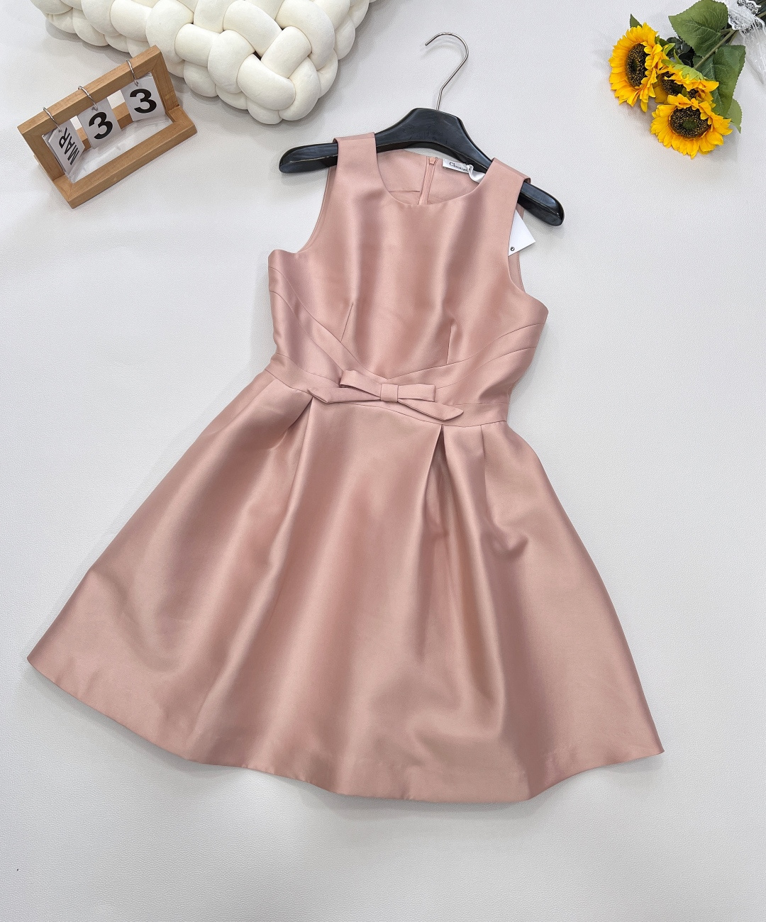 NO:333035,DIOR bow decorates sleeveless dress. The bow decorates the girlish feeling. It’s so gentle smoke pink   fresh and slim. The upper body of the lotus leaf A-line skirt is also very lively. It’s a must-have for white and rich beauty. It’s full of a lively temperament and a famous socialite style. The kind of skirt that looks good when you go out to the street and take photos. Elegance is never out of time. Temperament is a charm that never fades!  The upper body is full of artistic sense, elegant temperament~ The overall style continues the usual elegant style, lady and temperament, daily commuting, size sml code,,dior, skirts,alexander wang19860909DIOR蝴蝶结装饰无袖连衣裙 蝴蝶结装饰少女感十足 好温柔的烟粉色 清新又显瘦,荷叶A字裙摆上身修饰身形裙摆也非常灵动 白富美必备 灵动气质名媛风十足 日常穿出街随意拍照都好看的那种裙子 优雅永不过时 气质是永不褪色的魅力！上身文艺感十足 气质高雅范～ 整体延续一贯的优雅风格 淑女又气质 日常通勤 尺码sml 编码,,dior,skirts,alexander wang,Women's clothing