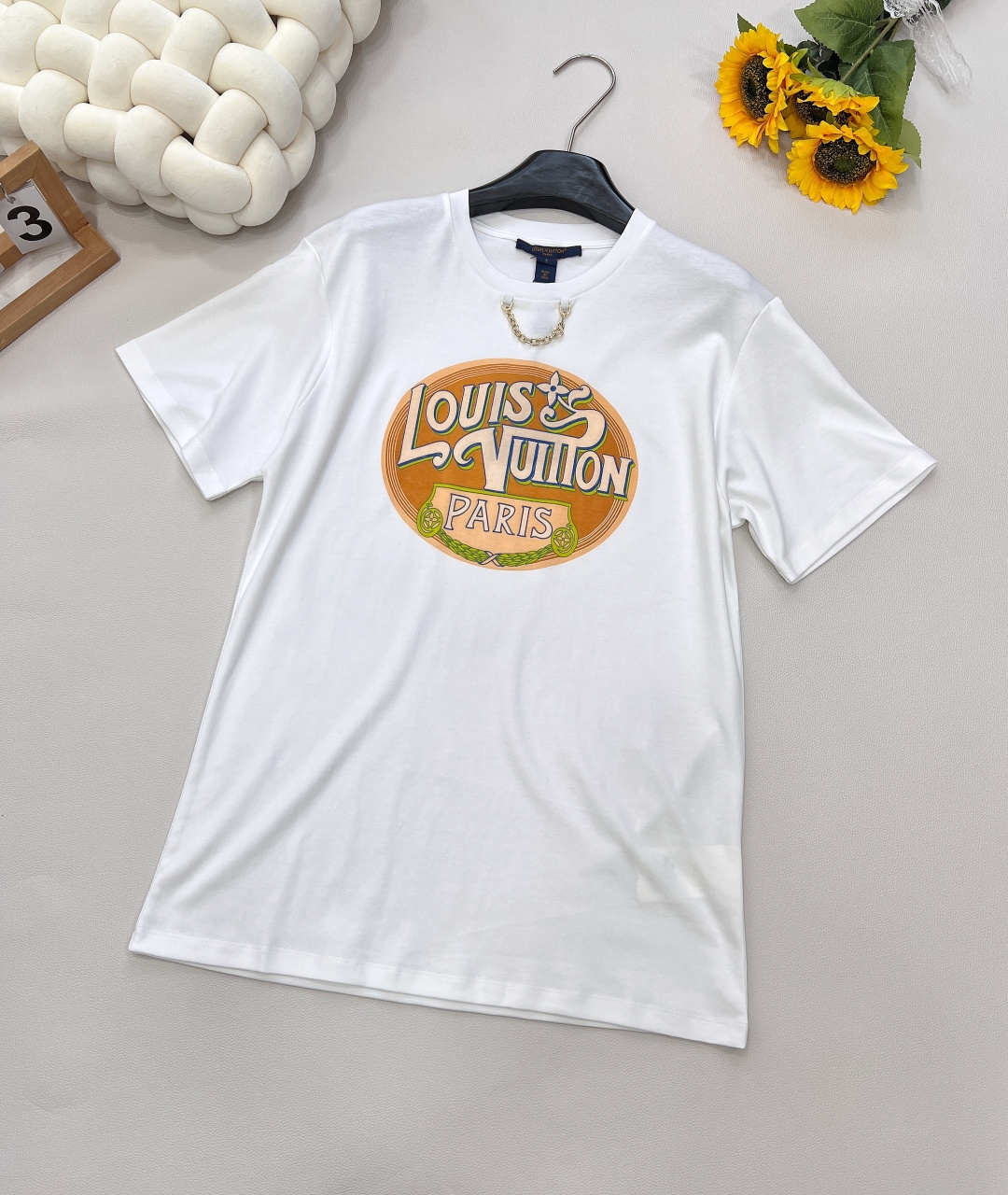 NO:333041,Louis Vuitton 2025SS new round neck printed chain short-sleeved T-shirt, cotton material, breathable and comfortable, full texture. Regular short-sleeved T-shirt cut to highlight the brand style. Made of gram-weight pure cotton, slightly elastic, presenting a slim visual effect. The neckline is made of metal letter chains as the design highlights. The chest is decorated with retro pictorial letters to highlight the high-end style. The inner wear is brilliant and fashionable. Customized surface accessories. The correct version is complete, and the three standards are complete, and the large product is available!  The same style for men and women!  Size sml encoding, louis vuitton,T-shirt,tees,t-shirt,alexander wang19860909Louis Vuitton2025SS新款圆领印花链条短袖T恤,棉材质 透气舒适 质感十足 常规短袖T恤裁剪 凸显品牌格调 采用克重纯棉制成 略带有弹力 呈现显瘦视觉效果 领口以金属字母链条作设计亮点 胸前用复古画报感字母标识装饰 彰显高级格调 单穿内搭都出彩时髦 定制面辅料 认准版本,三标齐全,大货出！男女同款！ 尺码sml 编码,,louis vuitton,T-shirt,tees，t-shirt,alexander wang,Women's clothing