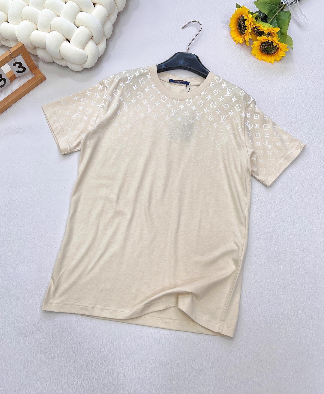 NO:333045,Louis Vuitton's new gradient logo short-sleeved T-style must-have item. The full logo print shows the unique characteristics of the donkey... The natural gradient transition effect is more distinctive!  The absolute turnover rate must be 100% used to make this natural gradient transition effect. The average grade point of the domestic machine is either dead color or too heavy or light, and cannot make a soul~ the logo feels a bit silvery, and the front, back, left and right matches all presbyopia, perfect large-scale zp level!  !  Complete three standards, large-scale goods, size sml code,,louis vuitton,louis vuitton,T-shirt,alexander wang19860909Louis Vuitton 新款渐变Logo短袖T 潮人必备单品 满Logo印花彰显驴绝无仅有的特色..自然渐变过渡效果更加有特点！穿上绝对回头率百分百必须使用进口机器才能做的出来这种自然的渐变过渡效果一般的国产机渐变点不是死色就是太重太淡 做不出灵魂～Logo有点泛银的感觉 前后左右全部老花对位 完美大货zp级！！三标齐全 大货出 尺码sml 编码,,louis vuitton,louis vuitton,T-shirt,alexander wang,Women's clothing