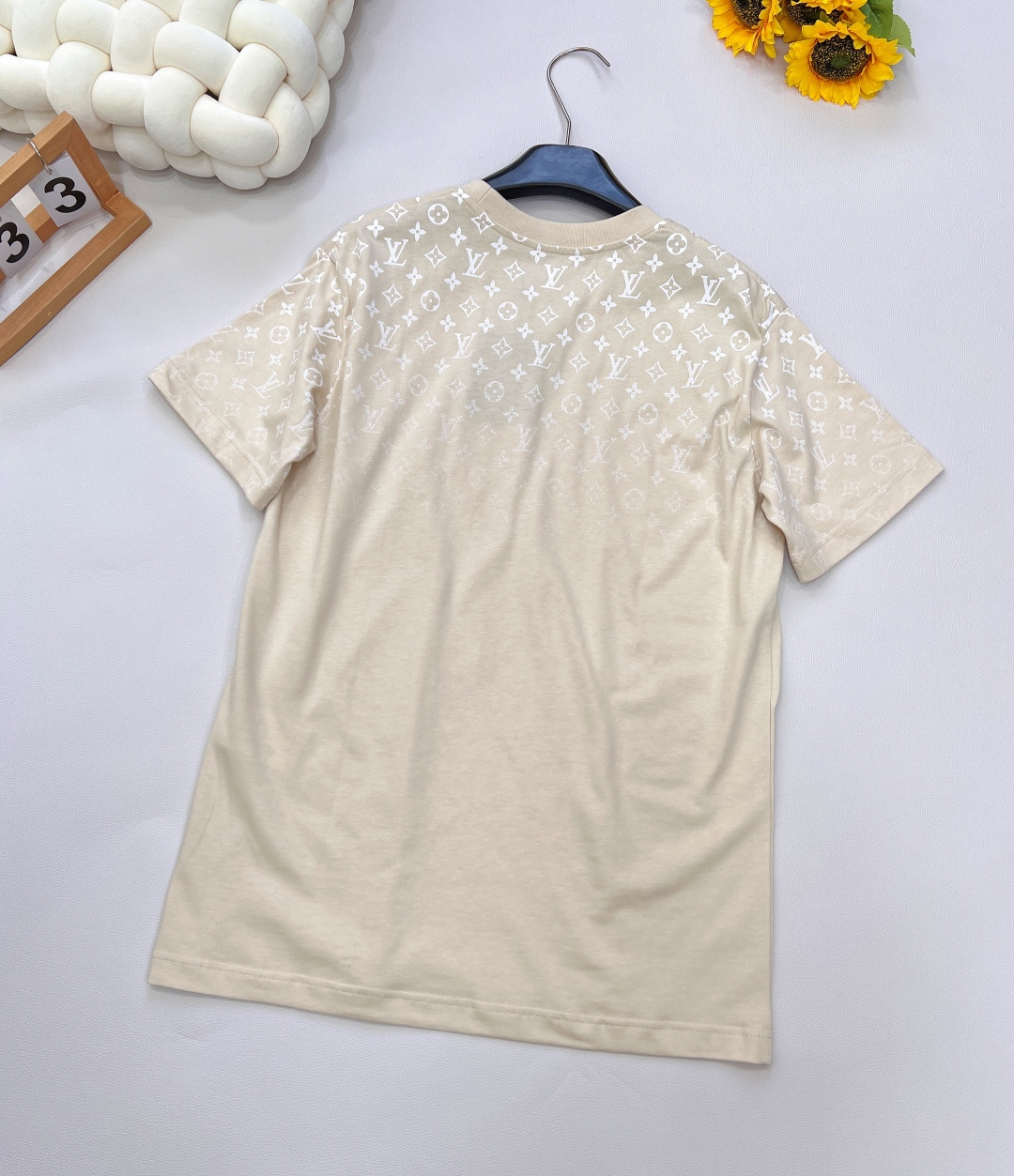 🆕Louis Vuitton 新款渐变Logo短袖T 潮人必备单品 满Logo印花彰显驴🏠绝无仅有的特色