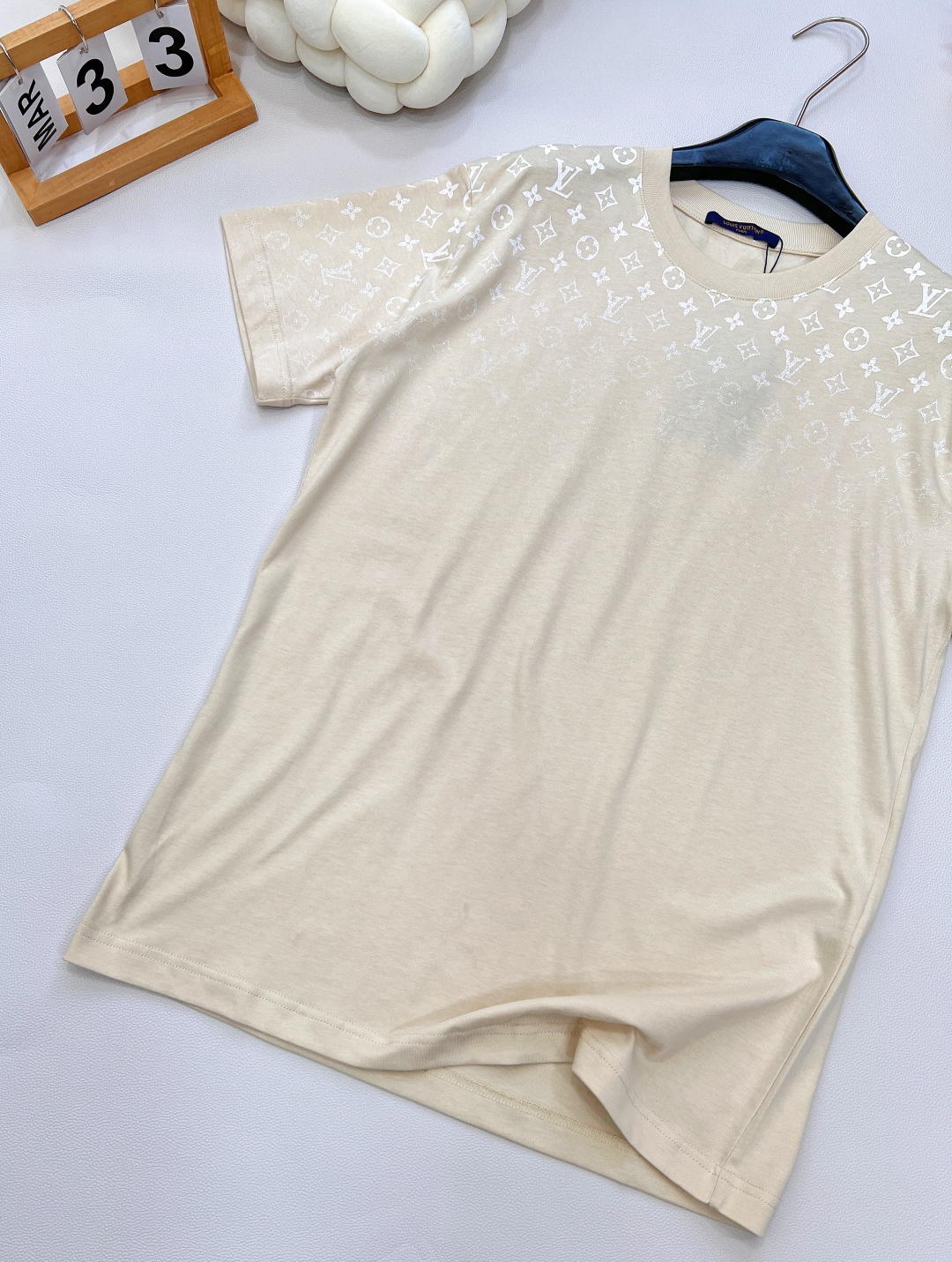 🆕Louis Vuitton 新款渐变Logo短袖T 潮人必备单品 满Logo印花彰显驴🏠绝无仅有的特色
