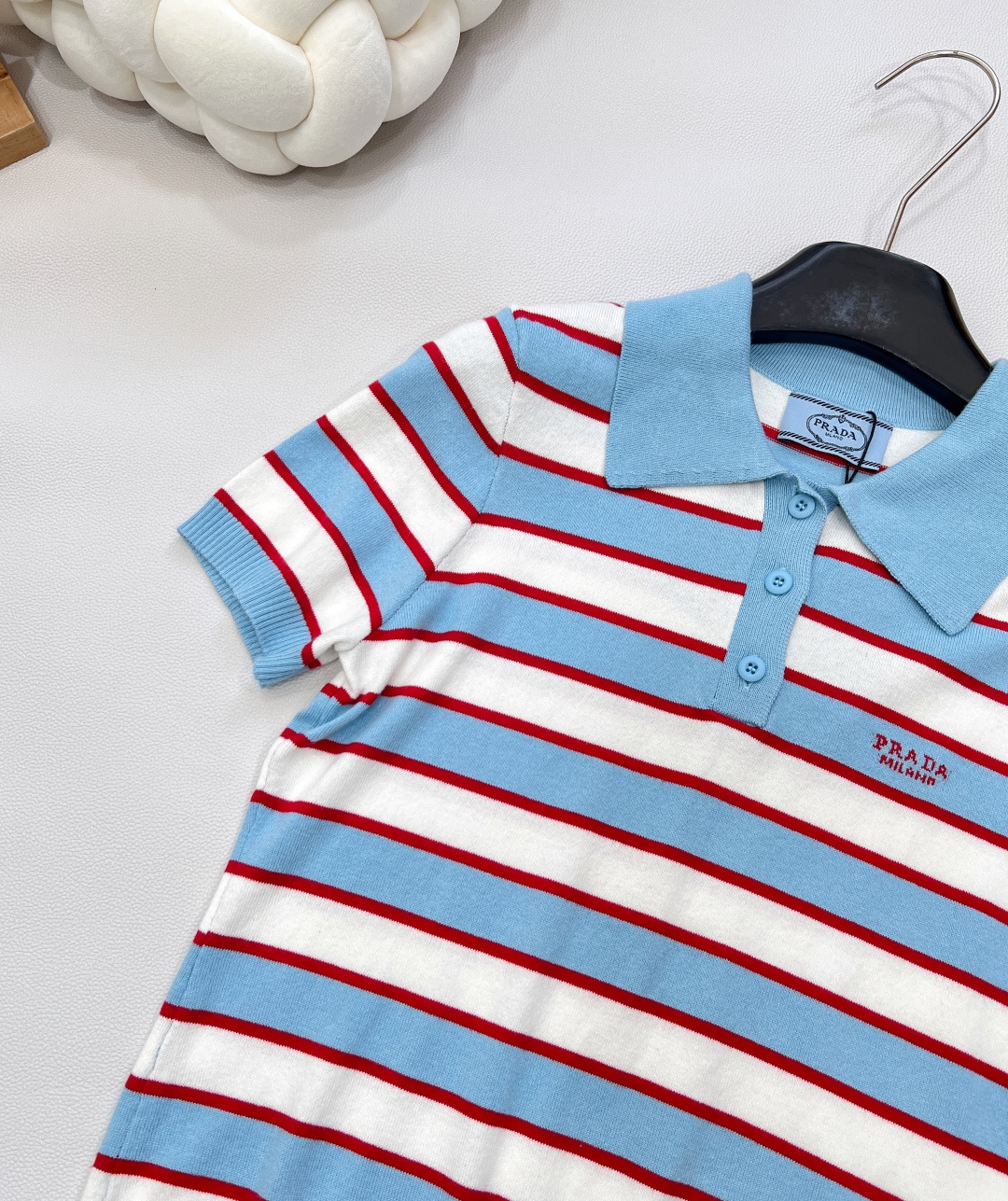 🆕 PRADA 条纹字母修身羊毛针织Polo衫，高级蓝条纹针织上衣 定制羊毛纱线细腻舒服，很清爽的感觉 