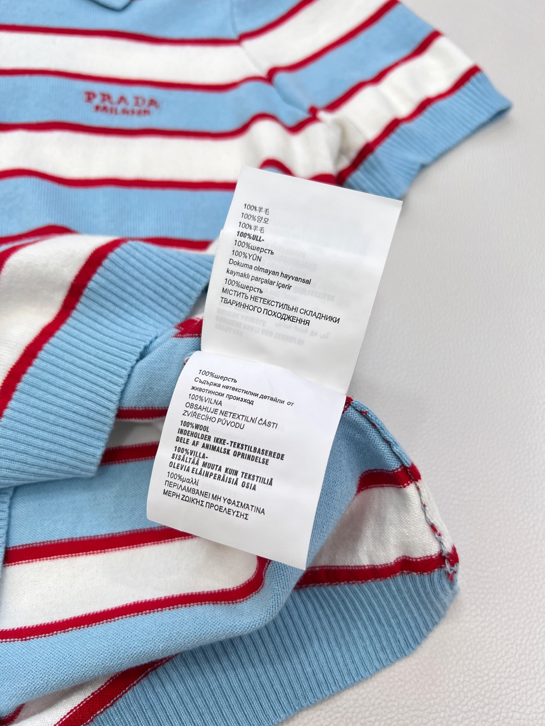 🆕 PRADA 条纹字母修身羊毛针织Polo衫，高级蓝条纹针织上衣 定制羊毛纱线细腻舒服，很清爽的感觉 
